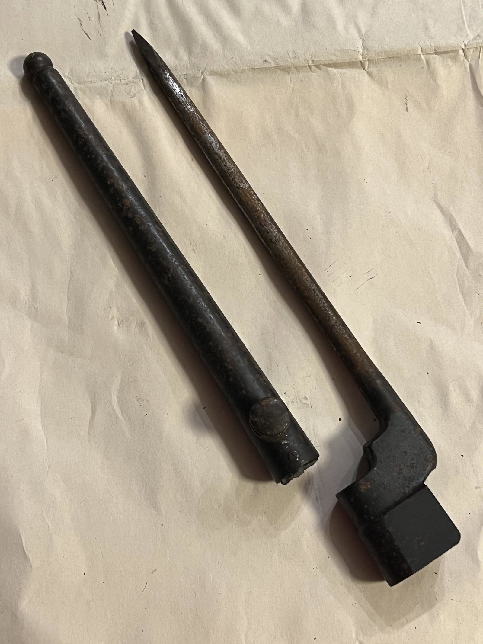 WW2 BRITISH ENFIELD BAYONET W/SCABBARD: WW2 BRITISH ENFIELD BAYONET W/SCABBARD. IN MINT OVERALL SHAPE AND CONDITION. HAS A GREAT LOOK TO IT WITH AN EXCELLENT OVERALL EYE APPEAL. A GREAT FIND AND AN EXCELLENT ADDITION TO YOUR COLLECTION.