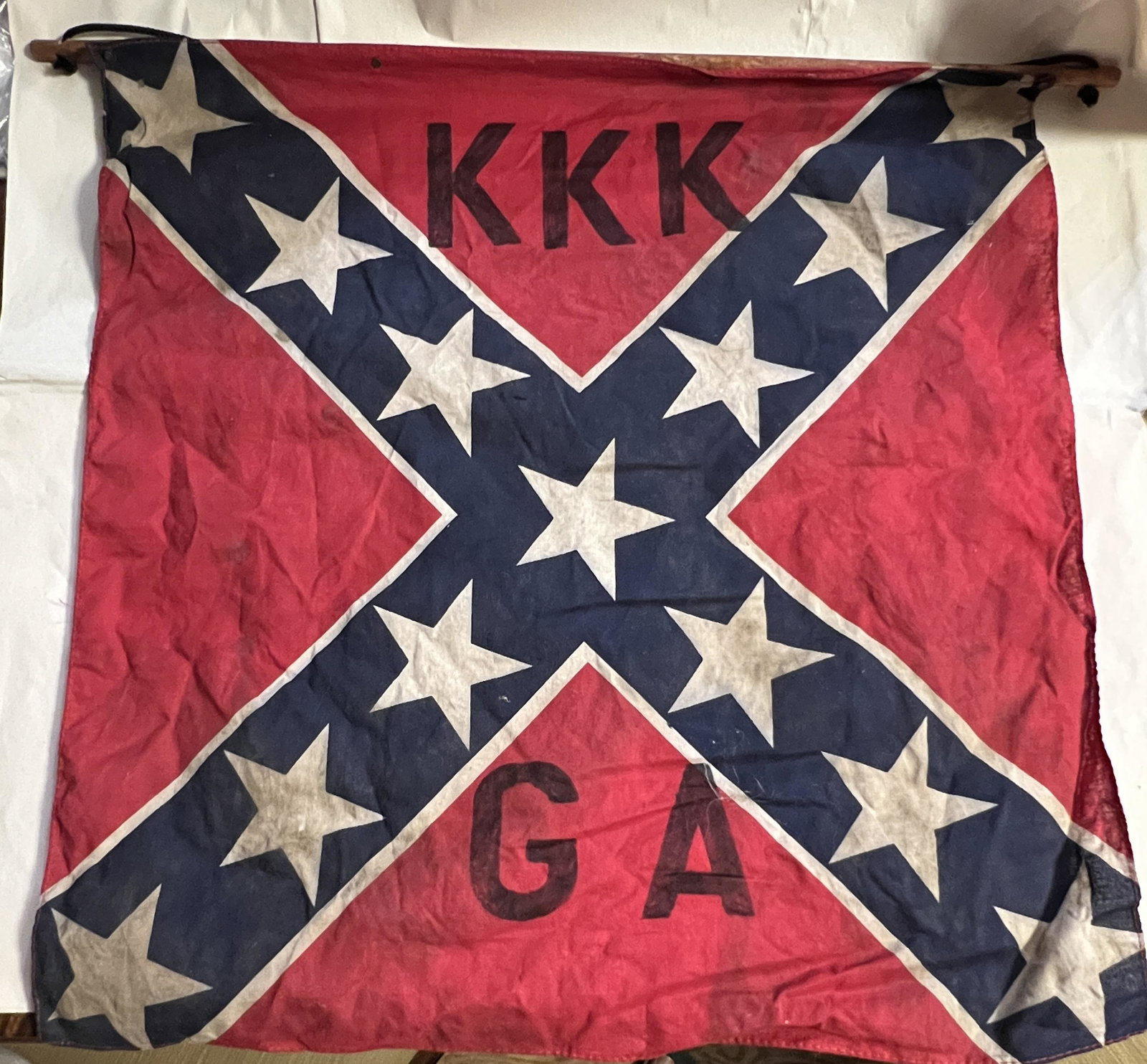 ANTIQUE KKK KU KLUX KLAN CONFEDERATE GEORGIA FLAG: ANTIQUE KKK KU KLUX KLAN CONFEDERATE GEORGIA FLAG BANNER. IN MINT OVERALL SHAPE AND CONITION WITH A NICE OVERALL PATINA. PLEASE VIEW ALL DETAILED PICTURES. MEASUREMENTS ARE IN THE PICTURES. A GREAT AD