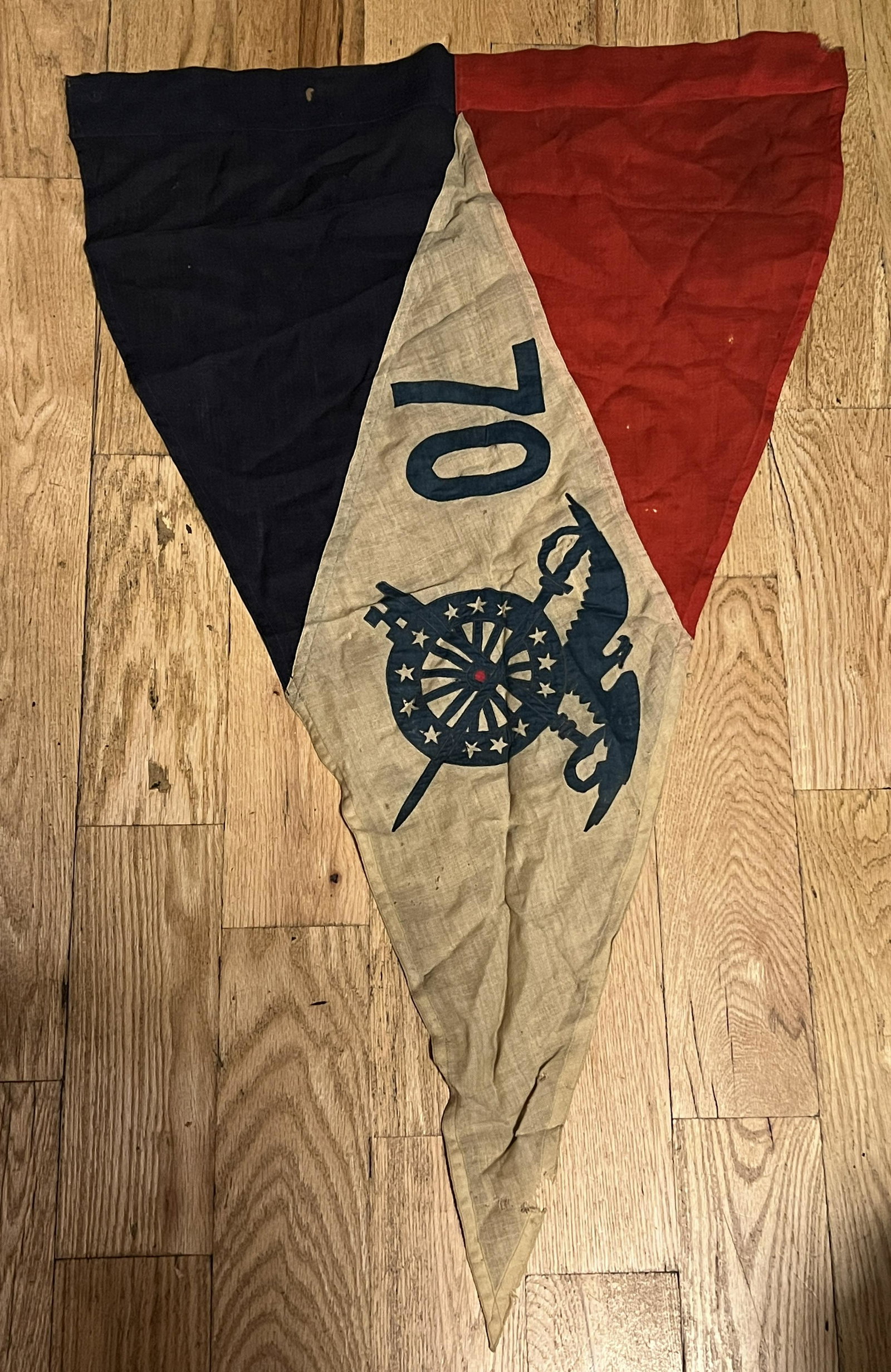 RARE CIVIL WAR CONFEDERATE LARGE PENNANT FLAG W/13: RARE CIVIL WAR CONFEDERATE LARGE PENNANT FLAG W/13 STARS. IN MINT OVERALL SHAPE AND CONDITION WITH A BEAUTIFUL OVERALL PATINA. HAS A GREAT LOOK TO IT WITH AN EXCELLENT OVERALL EYE APPEAL. THIS IS A LA