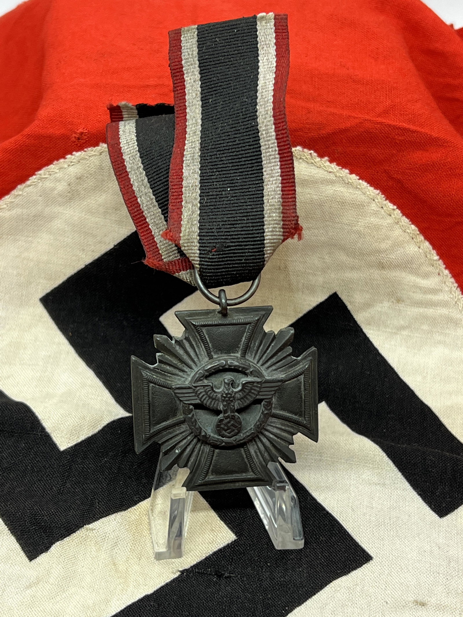 GERMAN WW2 NSDAP 10 YR LONG SERVICE MEDAL: GERMAN WW2 NSDAP 10 YR LONG SERVICE MEDAL. Front features national eagle encompassed by an oak-leaf wreath. Reverse has Gothic script "Treue fur Fuhrer und Volk", (Loyalty to Leader and People). A GRE