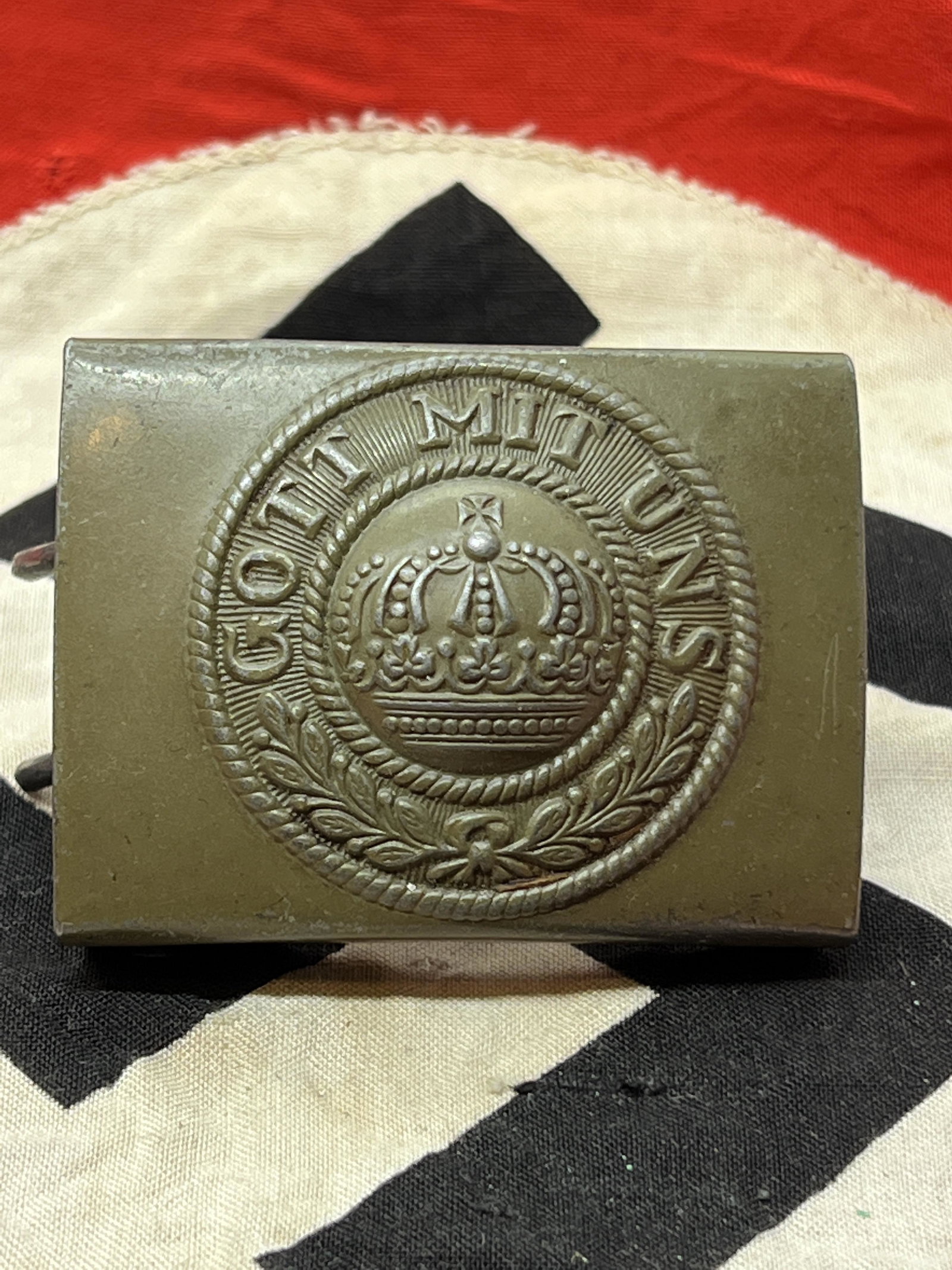 RARE WW1 GERMAN GOTT MIT UNS BELT BUCKLE: RARE WW1 GERMAN GOTT MIT UNS BELT BUCKLE. IN MINT OVERALL SHAPE AND CONDITION WITH A BEAUTIFUL OVERALL PATINA. HAS A GREAT LOOK TO IT WITH AN EXCELLENT OVERALL EYE APPEAL. PLEASE VIEW ALL DETAILED PIC