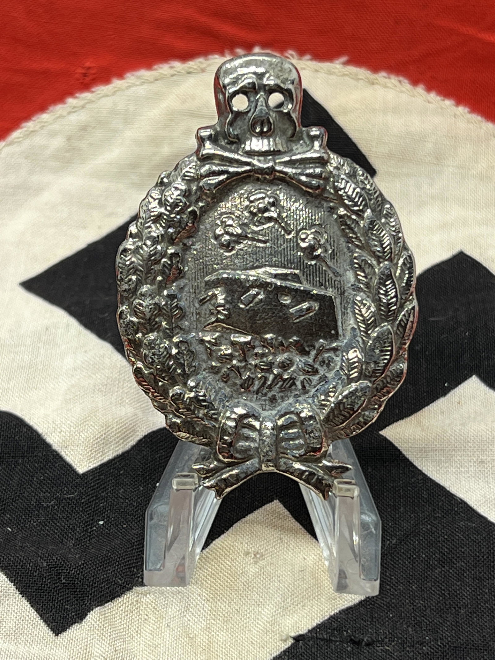 RARE WW2 GERMAN PANZER TANK SKULL BADGE: RARE WW2 GERMAN PANZER TANK SKULL BADGE. HAS THE MAKER MARKS ON THE BACK.A RARE FIND THAT IS IN MINT OVERALL SHAPE AND CONDITION WITH A BEAUTIFUL OVERALL PATINA. A GREAT FIND AND AN EXCELLENT ADDITION