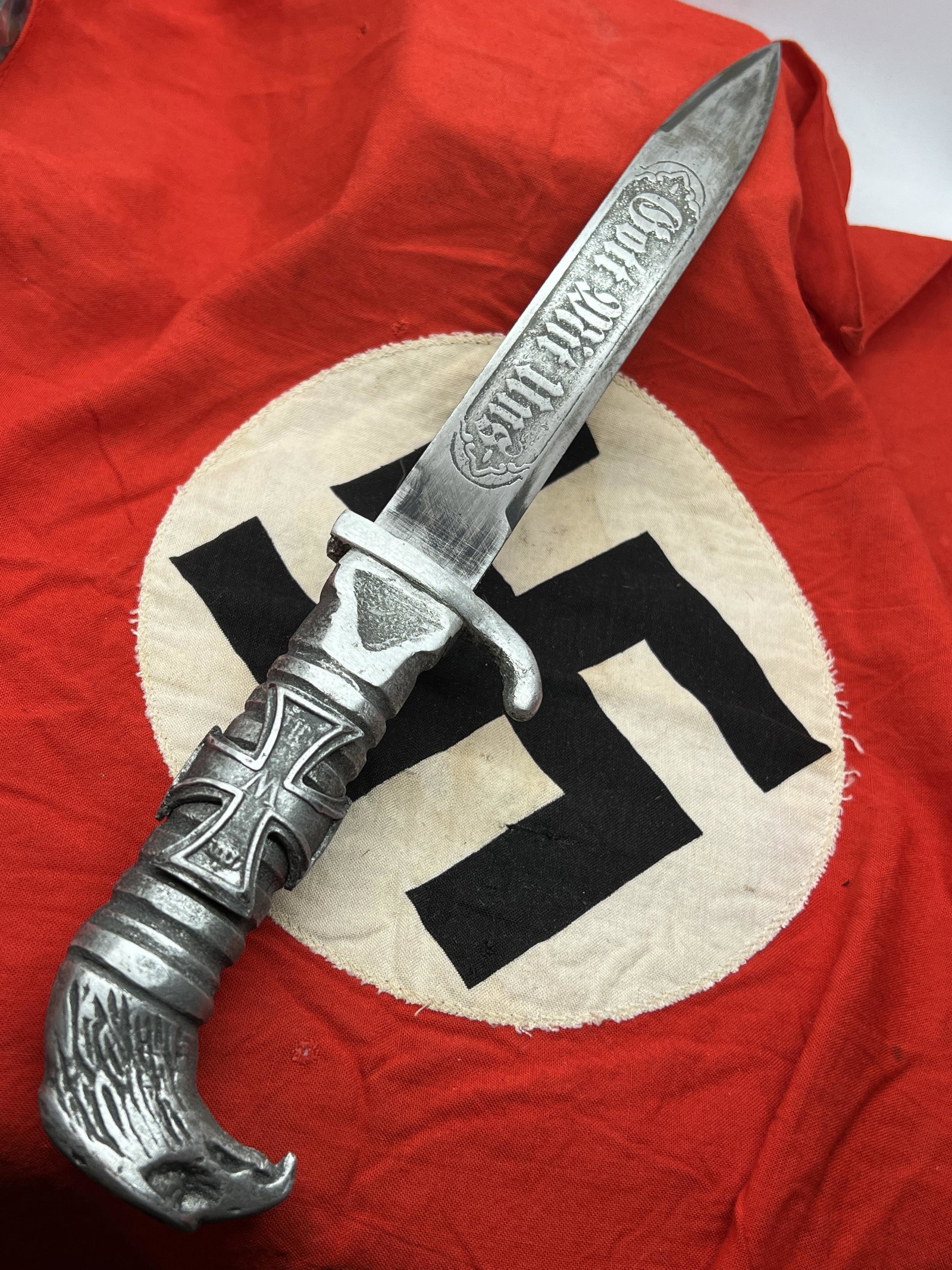 RARE WW1 GERMAN GOTT MIT UNS TRENCH FIGHTING KNIFE: RARE WW1 GERMAN GOTT MIT UNS TRENCH FIGHTING KNIFE. IN GOOD OVERALL SHAPE AND CONDITION WITH A BEAUTIFUL OVERALL PATINA. ALL HAND-MADE AND HAS A GREAT EYE APPEAL TO IT. WAS PROBABLY MADE BY THE SOLDIE