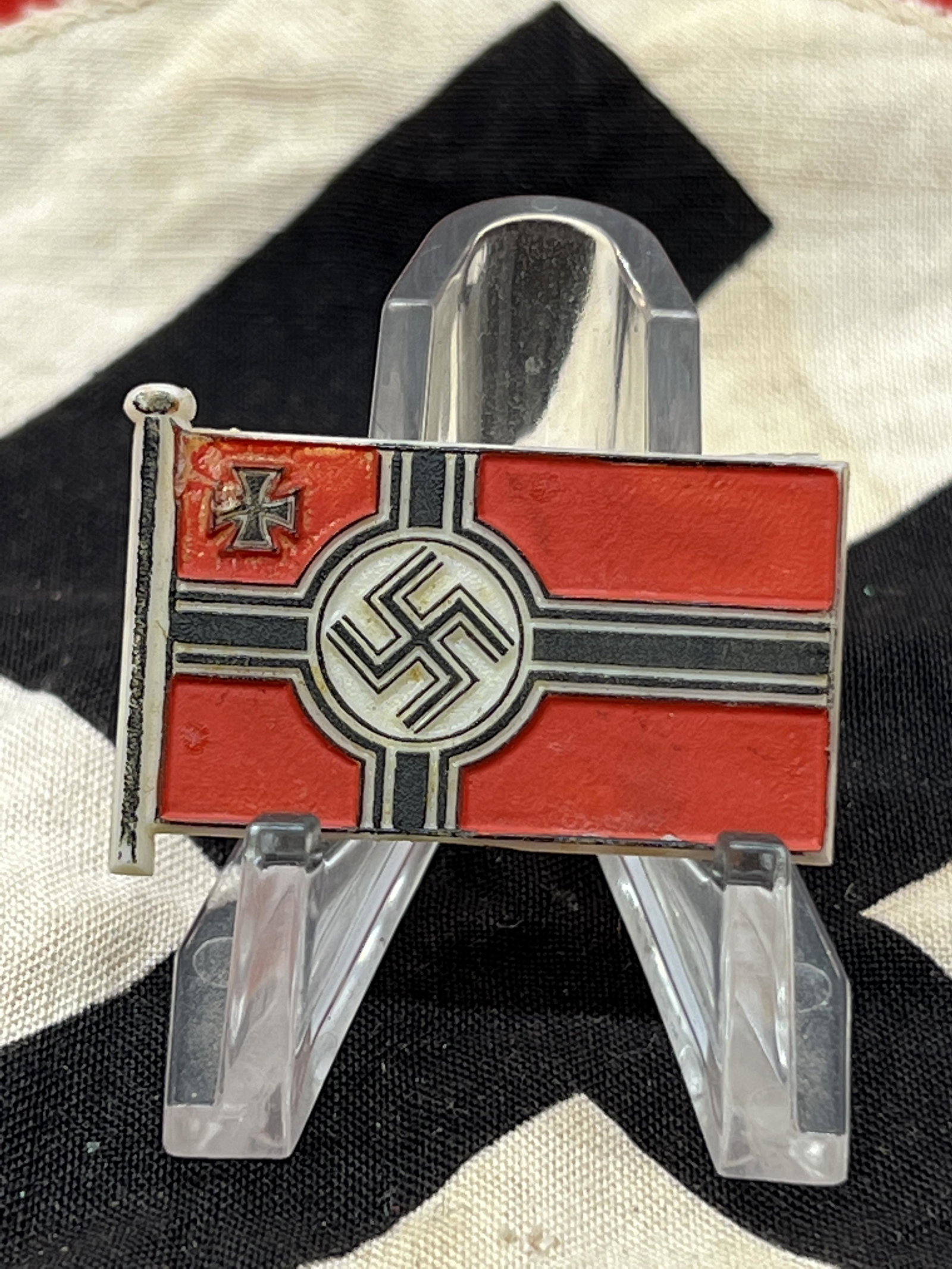 WW2 GERMAN REICH BATTLE FLAG TINNIE W/MAKER MARKS: WW2 GERMAN REICH BATTLE FLAG TINNIE W/MAKER MARKS. IN MINT OVERALL SHAPE AND CONDITION WITH A BEAUTIFUL OVERALL PATINA. A GREAT FIND AND AN EXCELLENT ADDITION TO YOUR COLLECTION.