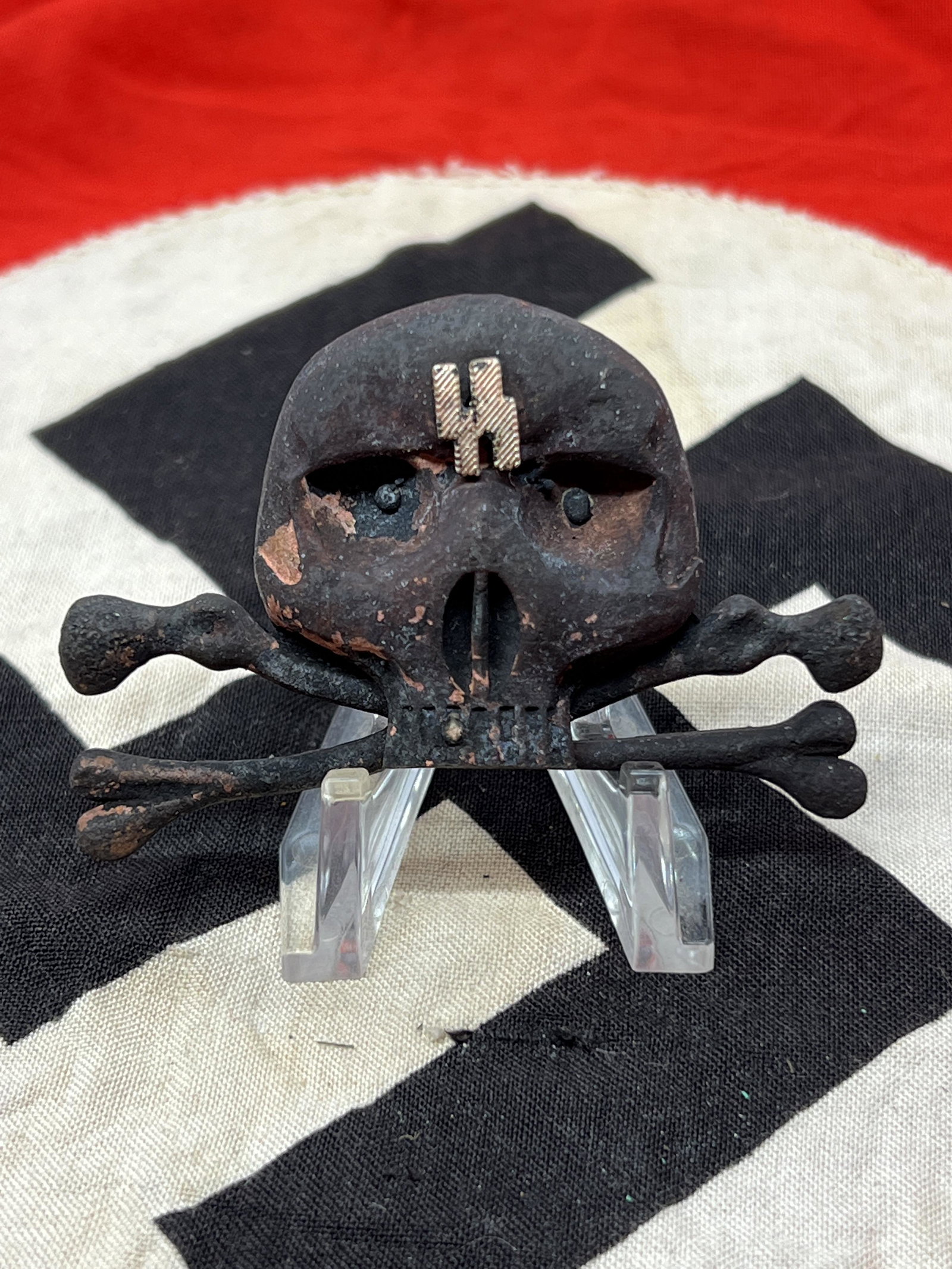 RARE WW2 GERMAN SS SKULL BADGE: RARE WW2 GERMAN SS SKULL BADGE. IN MINT OVERALL SHAPE AND CONDITION. HAS A GREAT LOOK TO IT WITH AN EXCELLENT OVERALL EYE APPEAL. A GREAT FIND AND AN EXCELLENT ADDITION TO YOUR COLLECTION.