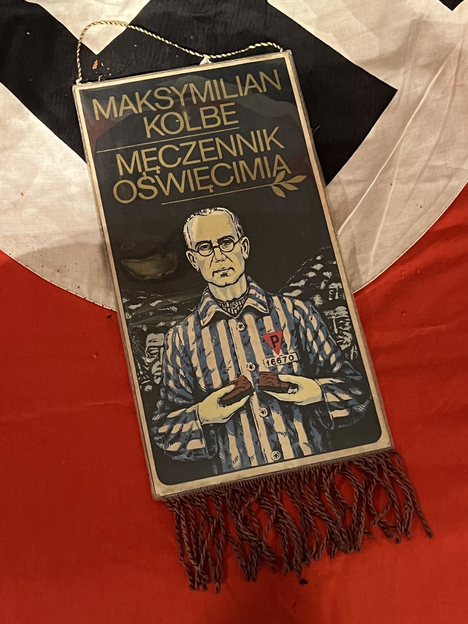 WW2 CONCENTRATION CAMP AUSCHWITZ FLAG PENNANT KOLBEE: WW2 CONCENTRATION CAMP AUSCHWITZ FLAG PENNANT KOLBEE HOLOCAUST KZ STAR OF DAVID. IT IS IN MINT OVERALL SHAPE AND CONDITION WITH A BEAUTIFUL OVERALL PATINA. HAS A GREAT LOOK TO IT. VERY RARE AND VERY W