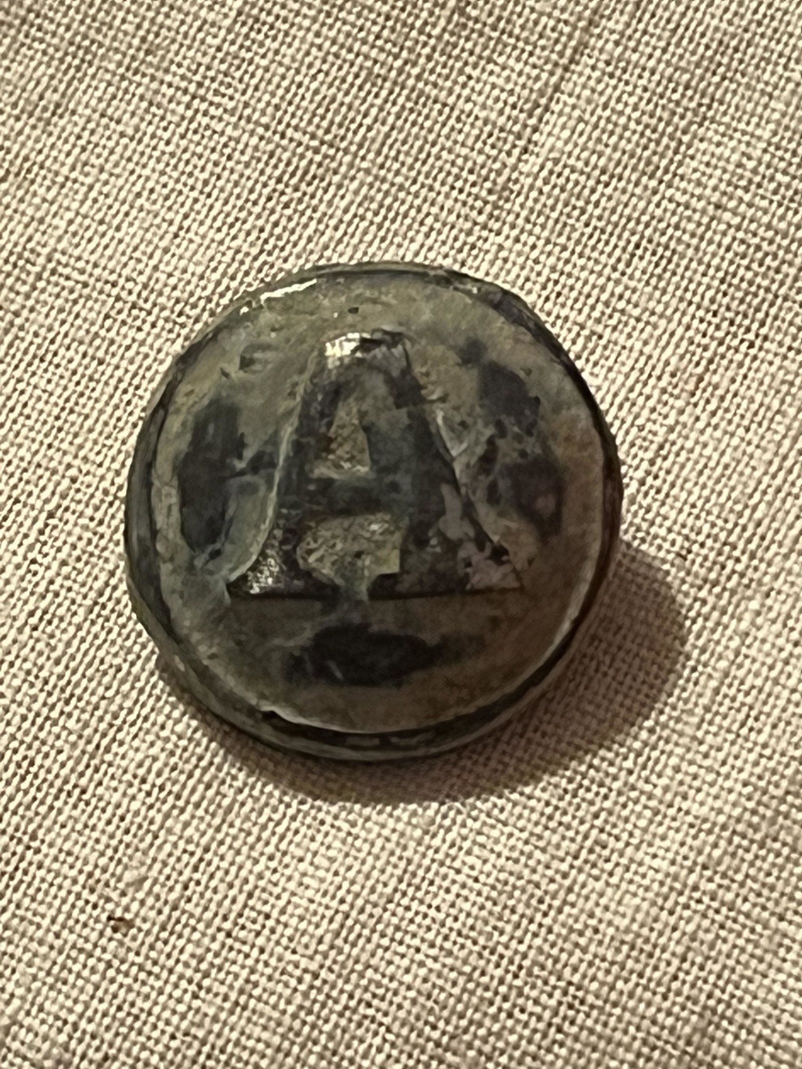 RARE CIVIL WAR ARTILLERY "A" PEWTER DUG BUTTON: RARE CIVIL WAR ARTILLERY "A" PEWTER DUG BUTTON. PLEASE VIEW ALL DETAILED PICTURES. A GREAT FIND AND AN EXCELLENT ADDITION TO YOUR COLLECTION.