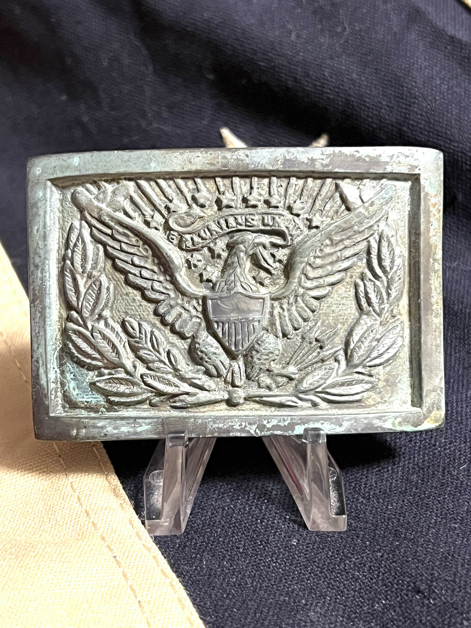 CIVIL WAR M1858 OFFICER EAGLE BELT BUCKLE: CIVIL WAR M1858 OFFICER EAGLE BELT BUCKLE. IN MINT OVERALL SHAPE AND CONDITION WITH A BEAUTIFUL OVERALL PATINA. APPEARS TO BE IN DUG SHAPE AND CONDITION. A GREAT FIND AND AN EXCELLENT ADDITION TO YOUR