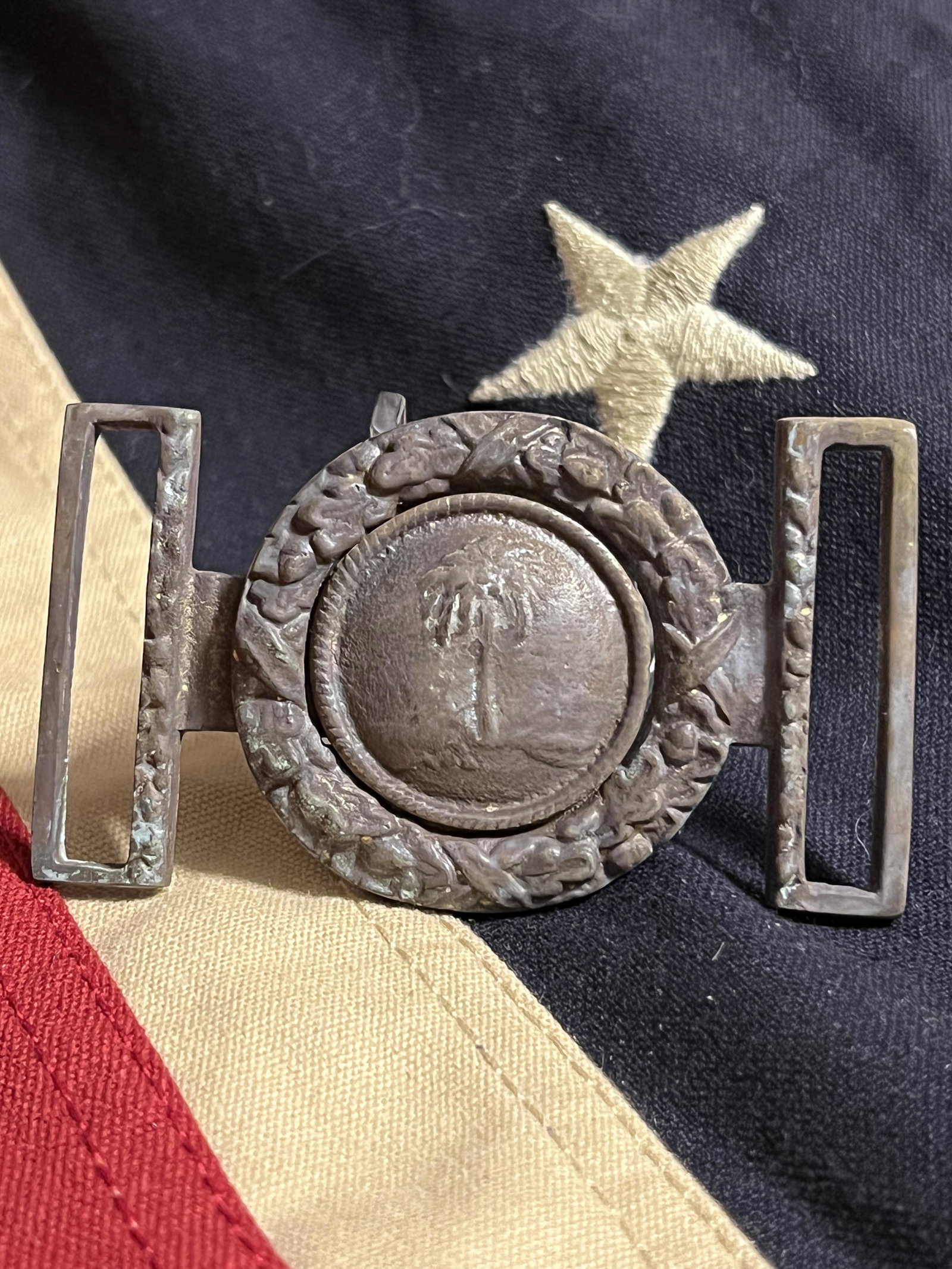 RARE CIVIL WAR CONFEDERATE SOUTH CAROLINA BELT BUCKLE: RARE CIVIL WAR CONFEDERATE SOUTH CAROLINA BELT BUCKLE. BEAUTIFUL CONFEDERATE VETERAN BELT BUCKLE WITH 2 PIECE CONSTRUCTION. HAS A GREAT LOOK TO IT WITH AN EXCELLENT OVERALL EYE APPEAL. PLEASE VIEW ALL