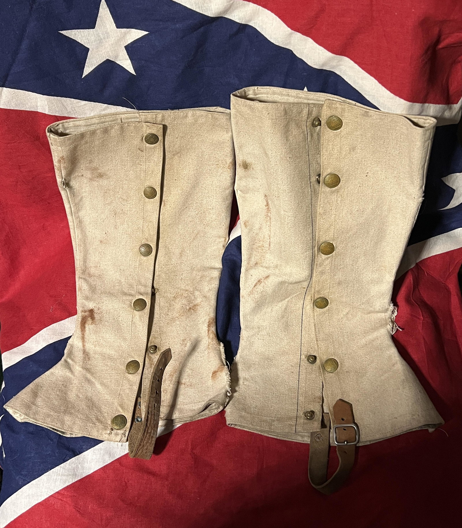 RARE CIVIL WAR CONFEDERATE VIRGINIA OFFICER CANVAS: RARE CIVIL WAR CONFEDERATE VIRGINIA OFFICER CANVAS LEGGINGS. A VERY RARE FIND. IN MINT OVERALL SHAPE AND CONDITION WITH A BEAUTIFUL OVERALL PATINA. THESE CANVAS LEGGINGS HAVE CONFEDERATE VIRGINIA BUTT