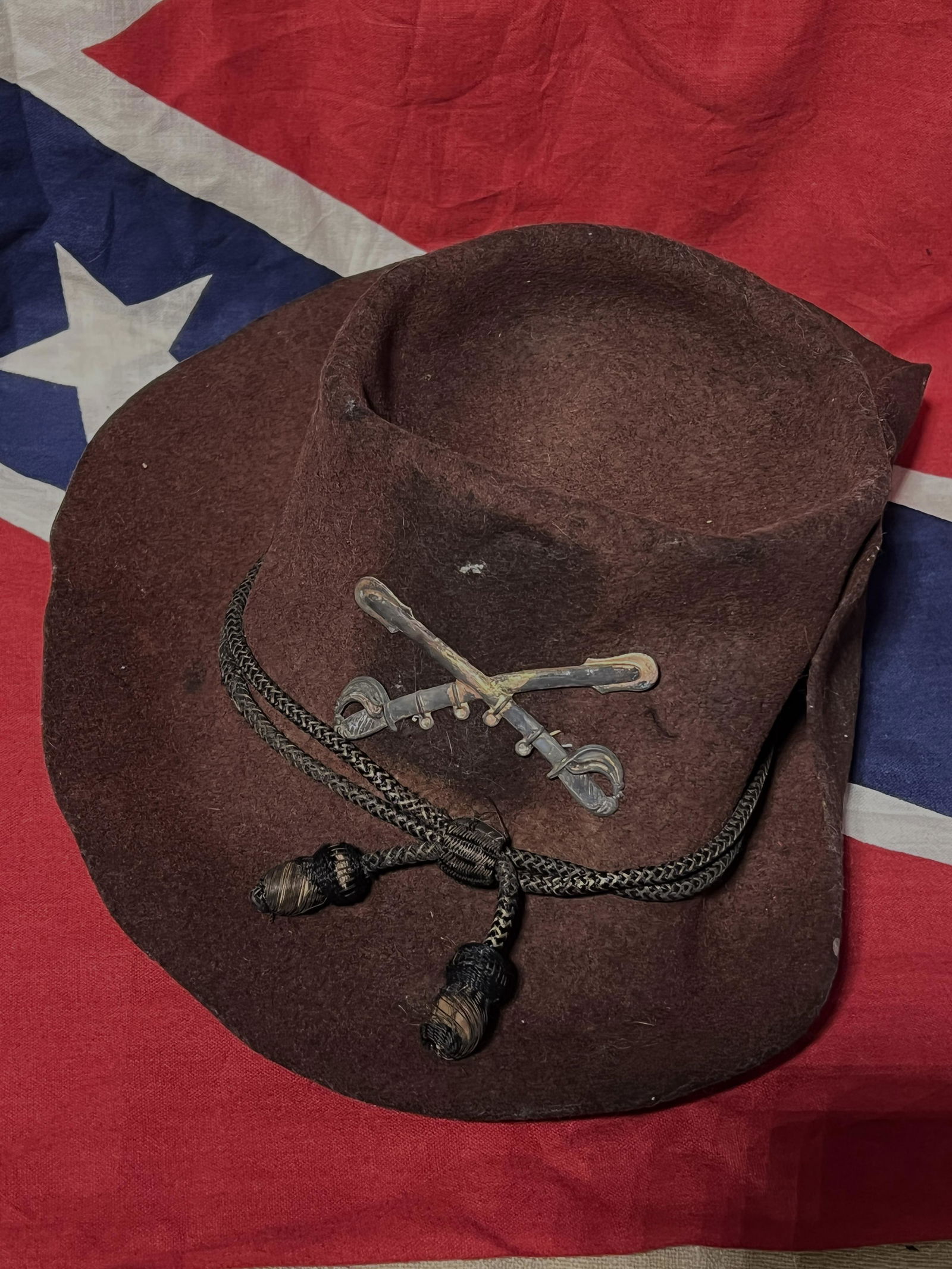 CIVIL WAR CONFEDERATE TEXAS CAVALRY SLOUCH HAT: CIVIL WAR CONFEDERATE TEXAS CAVALRY SLOUCH HAT. COMES OUT OF AN ATTIC OF AN ESTATE CLEANOUT. IT IS IN MINT OVERALL SHAPE AND CONDITION WITH A BEAUTIFUL OVERALL PATINA. HAS A GREAT LOOK TO IT WITH AN E