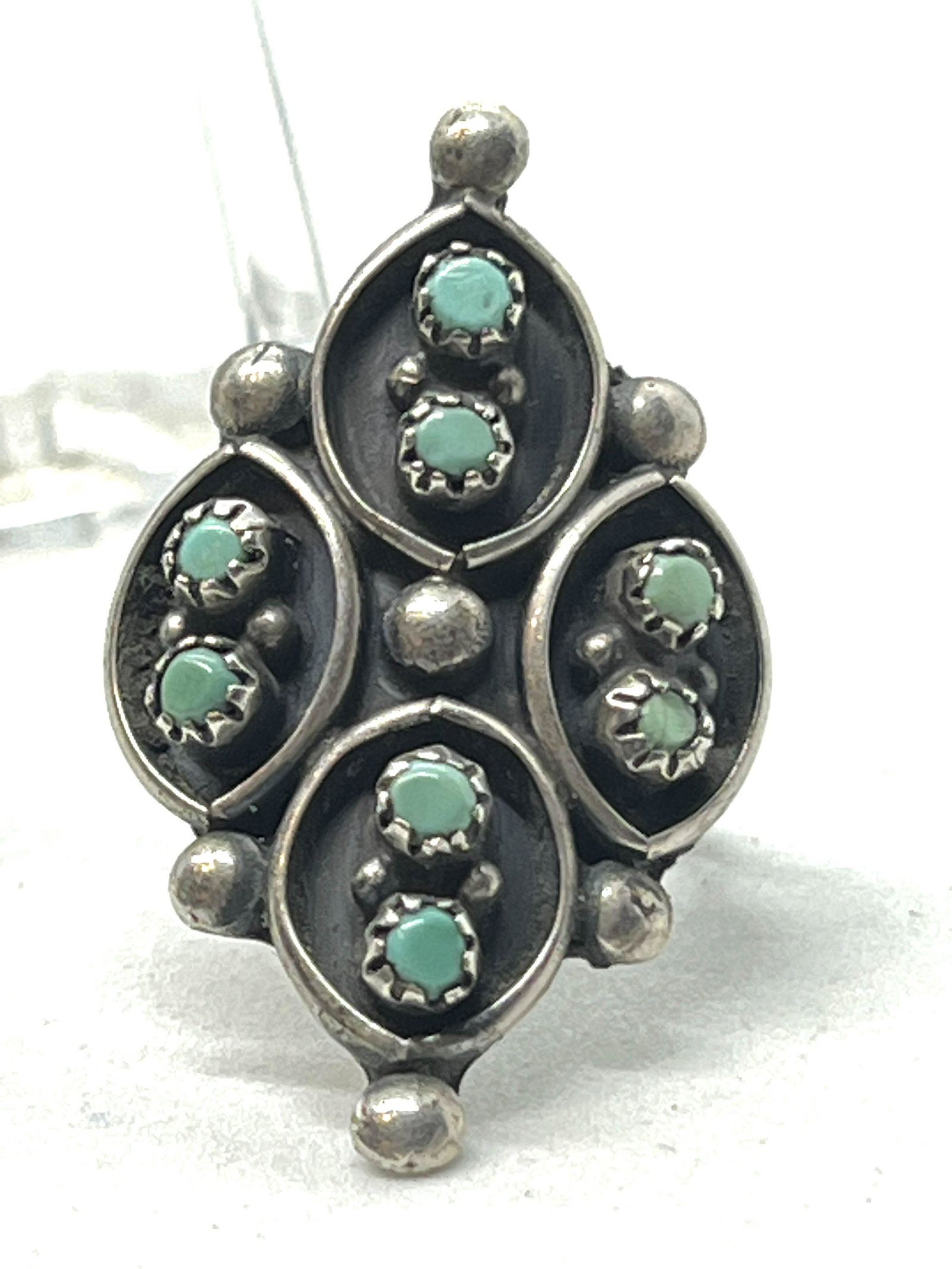 ANTIQUE NATIVE AMERICAN STERLING TURQUOISE RING SZ 7: ANTIQUE NATIVE AMERICAN STERLING TURQUOISE RING SZ 7. IN MINT OVERALL SHAPE AND CONDITION. HAS A GREAT LOOK TO IT WITH AN EXCELLENT OVERALL EYE APPEAL. A GREAT FIND AND AN EXCELLENT ADDITION TO YOUR C