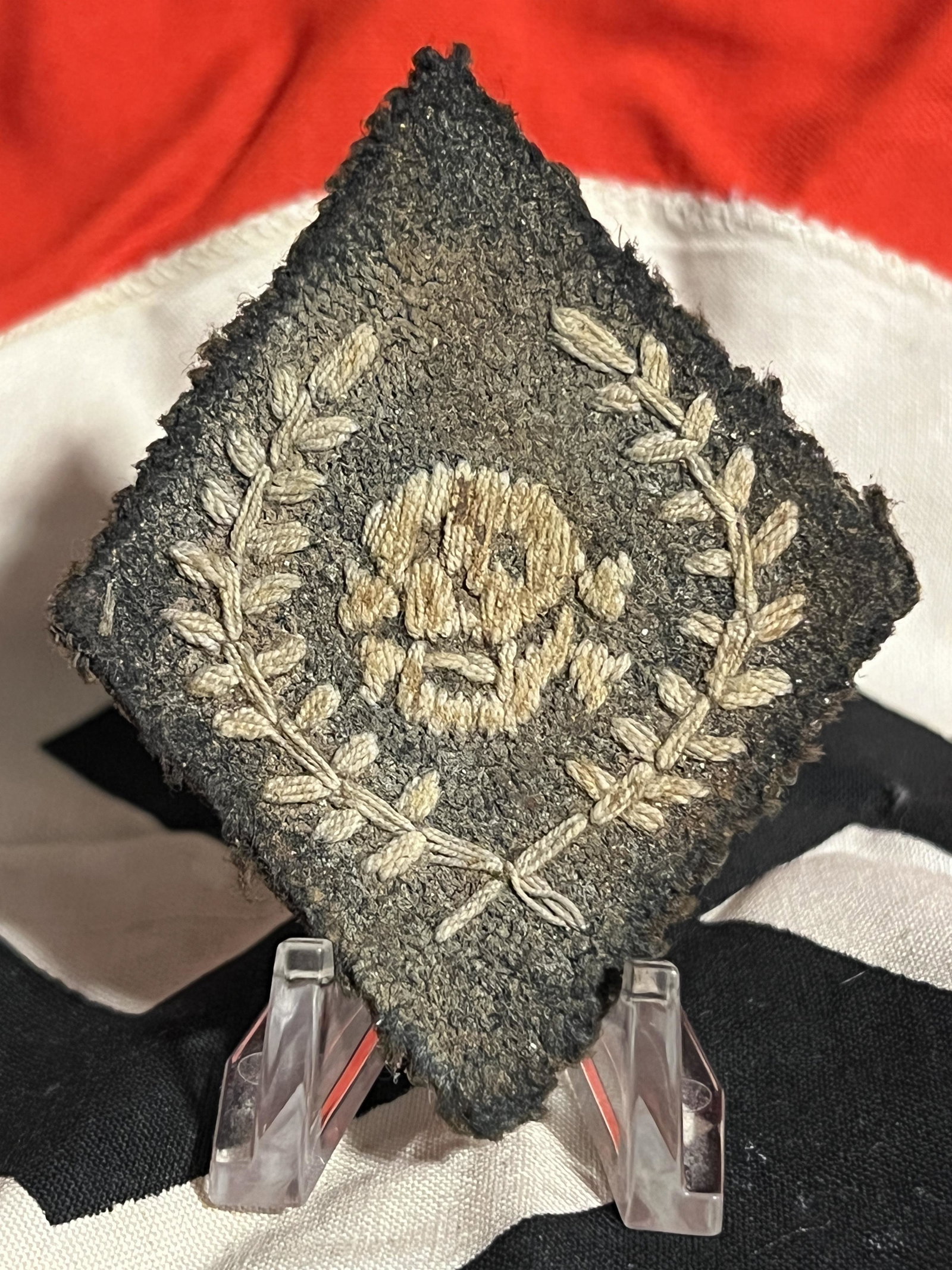 WW2 GERMAN SPECIAL ELITE FORCES SKULL DIAMOND INSIGNIA: WW2 GERMAN SPECIAL ELITE FORCES SKULL DIAMOND INSIGNIA. IN MINT OVERALL SHAPE AND CONDITION WITH A BEAUTIFUL OVERALL PATINA. A GREAT FIND AND AN EXCELLENT ADDITION TO YOUR COLLECTION.