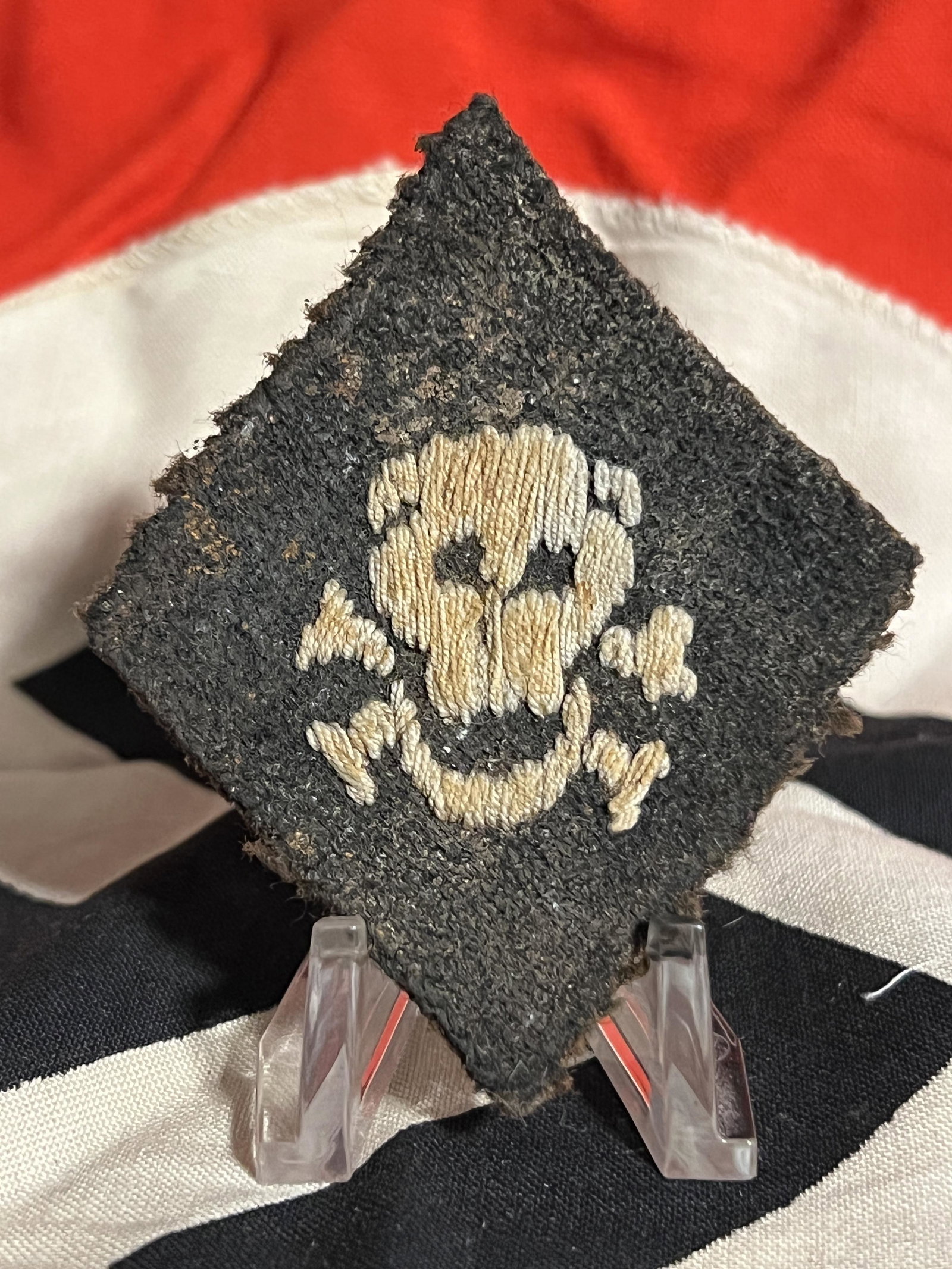 WW2 GERMAN SPECIAL ELITE FORCES SKULL DIAMOND INSIGNIA: WW2 GERMAN SPECIAL ELITE FORCES SKULL DIAMOND INSIGNIA. IN MINT OVERALL SHAPE AND CONDITION WITH A BEAUTIFUL OVERALL PATINA. A GREAT FIND AND AN EXCELLENT ADDITION TO YOUR COLLECTION.