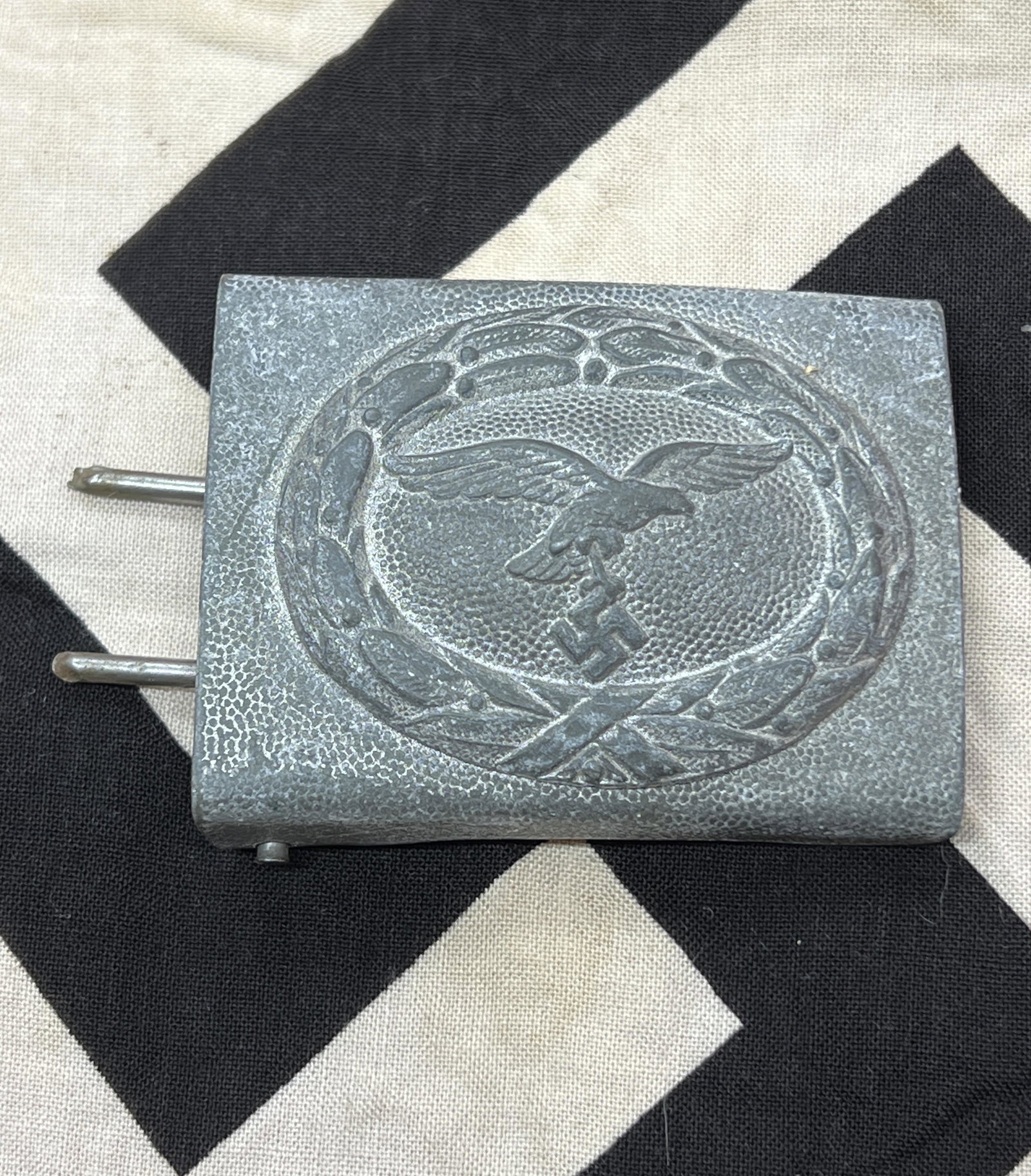 WW2 GERMAN LUFTWAFFE PILOTS BELT BUCKLE - VET BRING: WW2 GERMAN LUFTWAFFE PILOTS BELT BUCKLE - VET BRING BACK. WAS BROUGHT BACK HOME BY A VET. IN MINT OVERALL SHAPE AND CONDITION. A GREAT FIND AND AN EXCELLENT ADDITION TO YOUR COLLECTION.