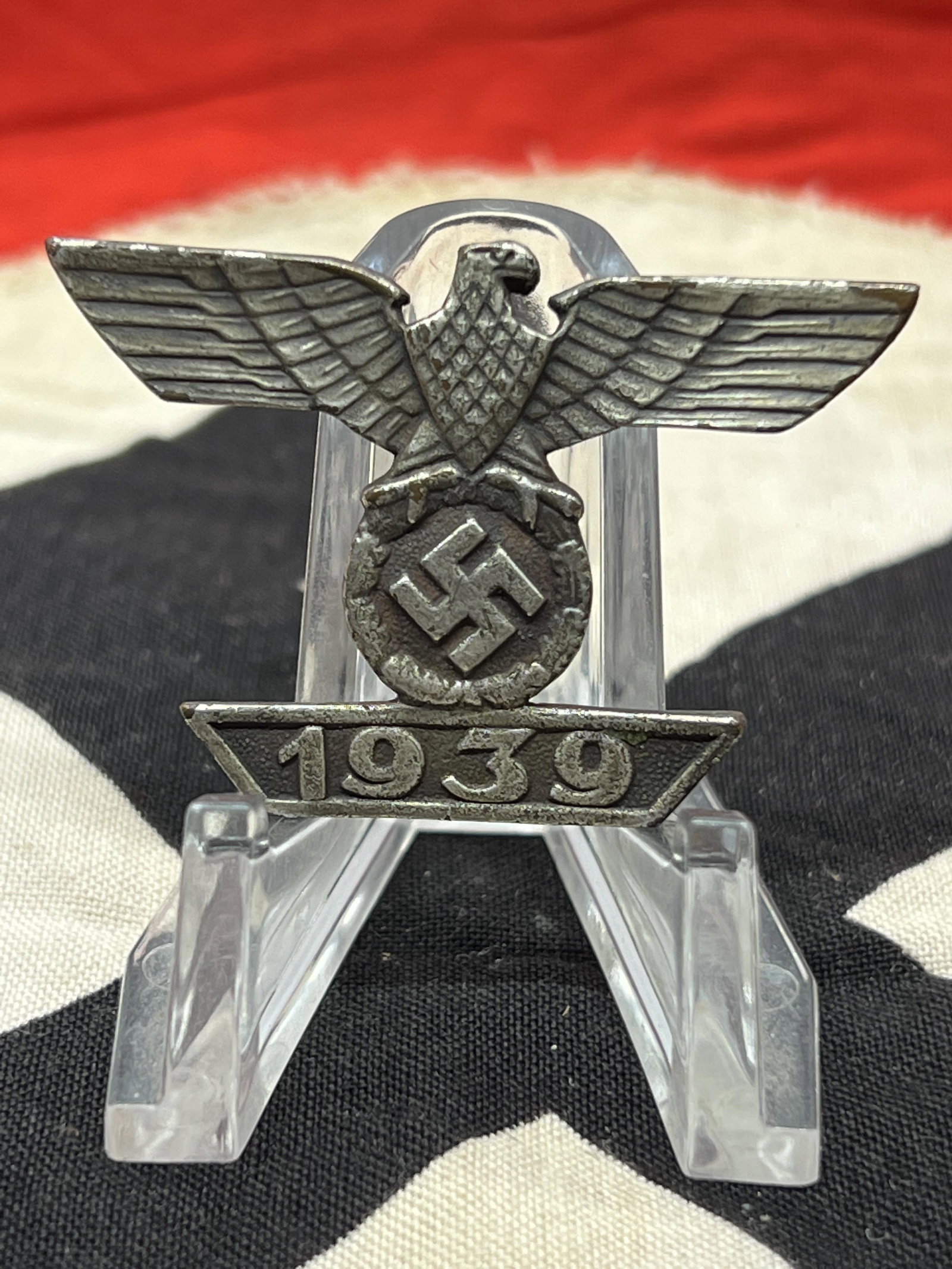 VET BRING BACK WW2 GERMAN BAR TO THE IRON CROSS BADGE: VET BRING BACK WW2 GERMAN BAR TO THE IRON CROSS BADGE W/MAKER MARKS. IN MINT OVERALL SHAPE AND CONDITION WITH A BEAUTIFUL OVERALL PATINA. HAS A GREAT LOOK TO IT WITH AN EXCELLENT OVERALL EYE APPEAL. P
