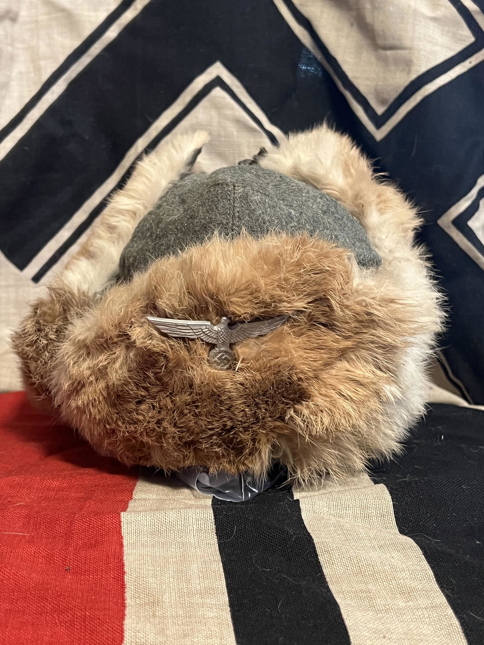 WW2 GERMAN PANZER TANK FUR HAT: WW2 GERMAN PANZER TANK FUR HAT. A RARE FIND. WAS BROUGHT BACK HOME BY A VET. IT IS IN MINT OVERALL SHAPE AND CONDITION WITH A BEAUTIFUL OVERALL PATINA. HAS THE INSIGNIA ON THE FRONT. IT IS IN EXCEPTIO