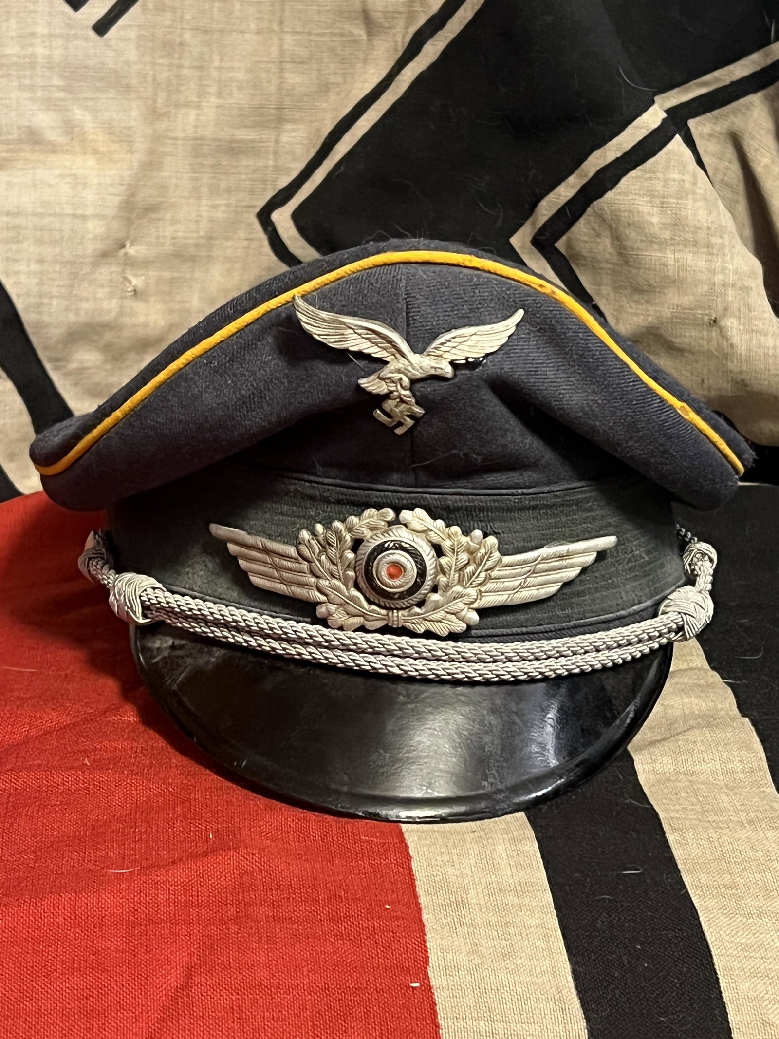 WW2 GERMAN LUFTWAFFE PILOTS VISOR CAP: WW2 GERMAN LUFTWAFFE PILOTS VISOR CAP. AN EXCEPTIONAL FIND THAT IS IN MINT OVERALL SHAPE AND CONDITION WITH A BEAUTIFUL OVERALL PATINA. HAS A GREAT LOOK TO IT WITH AN EXCELLENT OVERALL EYE APPEAL. A G