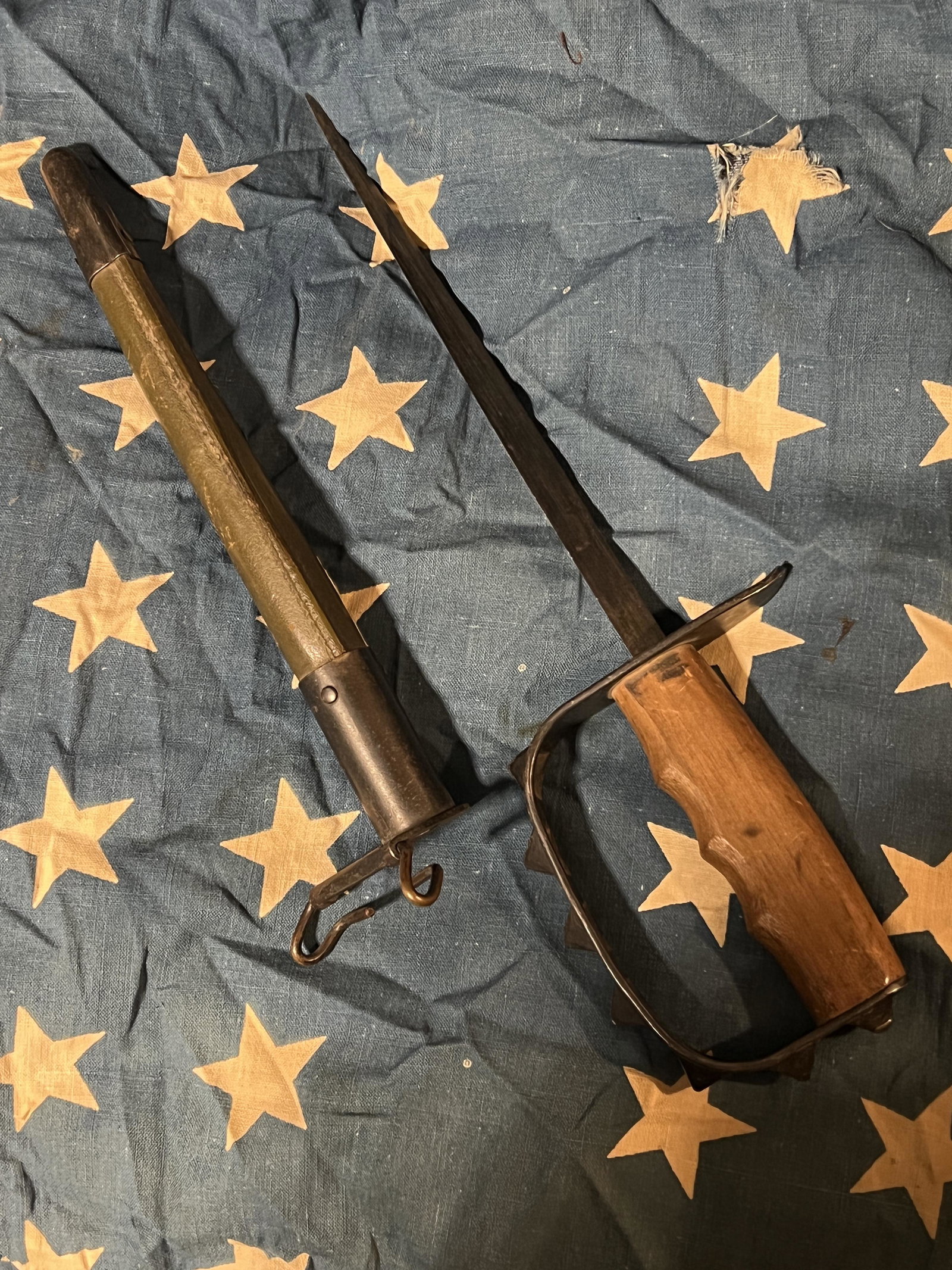 WW1 M1917 L.F.&C. TRENCH KNUCKLE DUSTER KNIFE - VET'S: WW1 M1917 L.F.&C. TRENCH KNUCKLE DUSTER KNIFE. WAS OWNED AND OFFERED FOR SALE BY A VETERAN'S FAMILY. IT IS A VERY RARE FIND. This WWI M1917 Trench Knife is extremely well preserved. It features a corr
