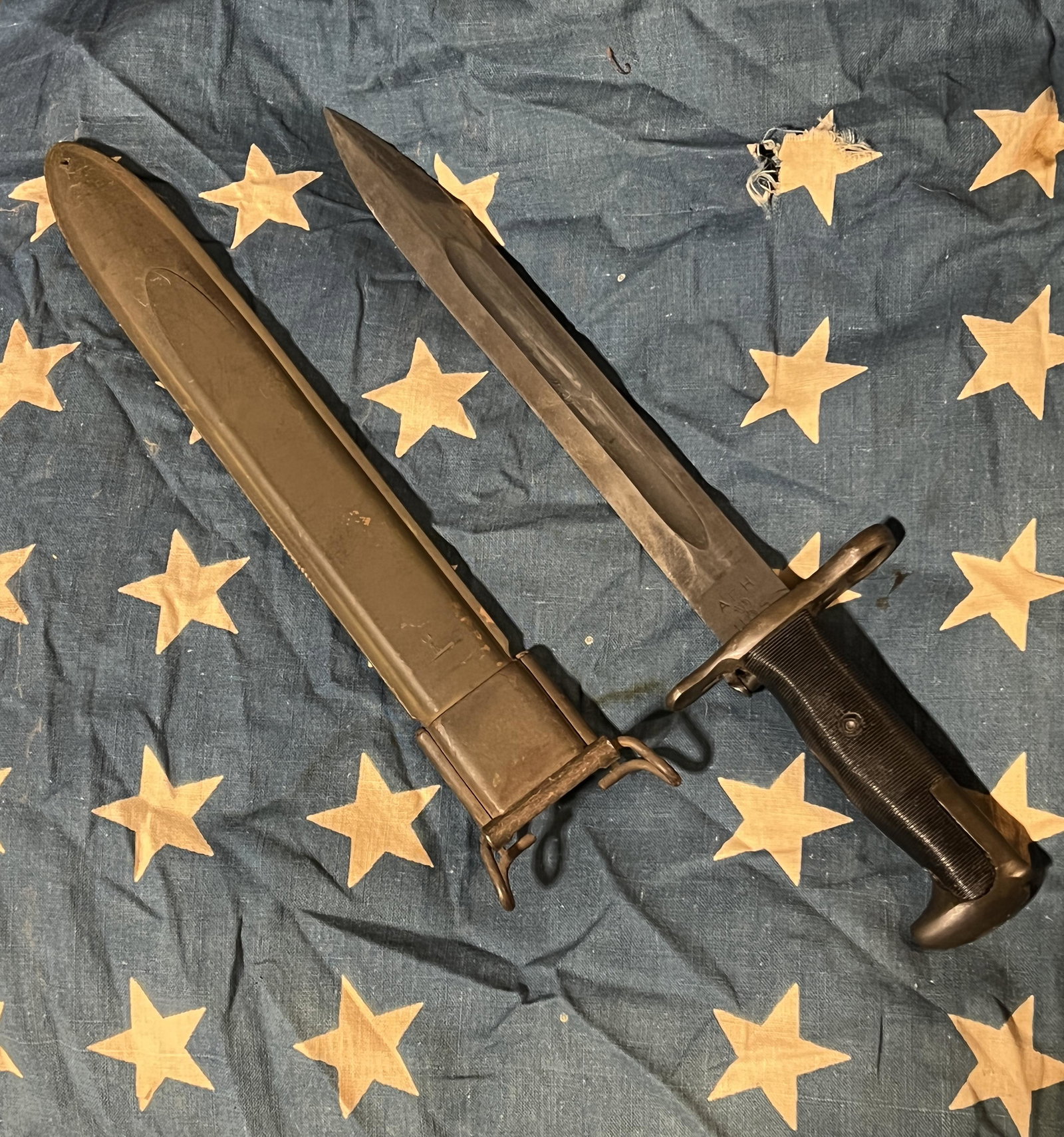 WW2 US ARMY M1 GARAND AFH BAYONET & SCABBARD: WW2 US ARMY M1 GARAND AFH BAYONET & SCABBARD. IN MINT OVERALL SHAPE AND CONDITION WITH BATTLE USED PATINA. HAS A GREAT LOOK TO IT WITH AN EXCELLENT OVERALL EYE APPEAL. THIS BAYONET IS COMPLETE WITH TH