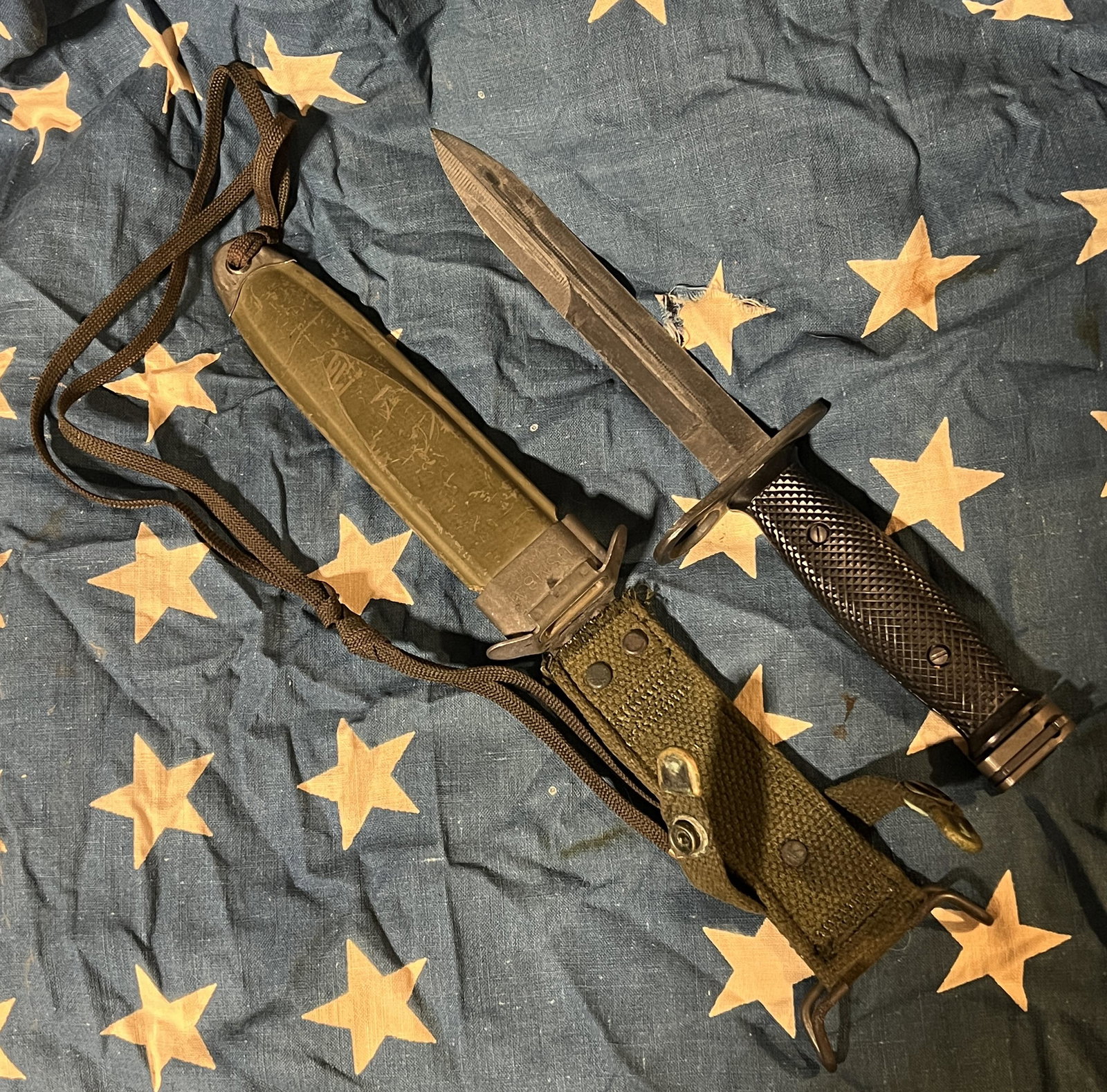 U.S.M4 CAMILLUS FIGHTING KNIFE BAYONET W/ORIG. US M8AI: U.S.M4 CAMILLUS FIGHTING KNIFE BAYONET W/ORIG. US M8AI SCABBARD. IN MINT OVERALL SHAPE AND CONDITION. HAS A GREAT OVERALL BATTLE USED PATINA. PLEASE VIEW ALL DETAILED PICTURES. A GREAT FIND AND AN EXC