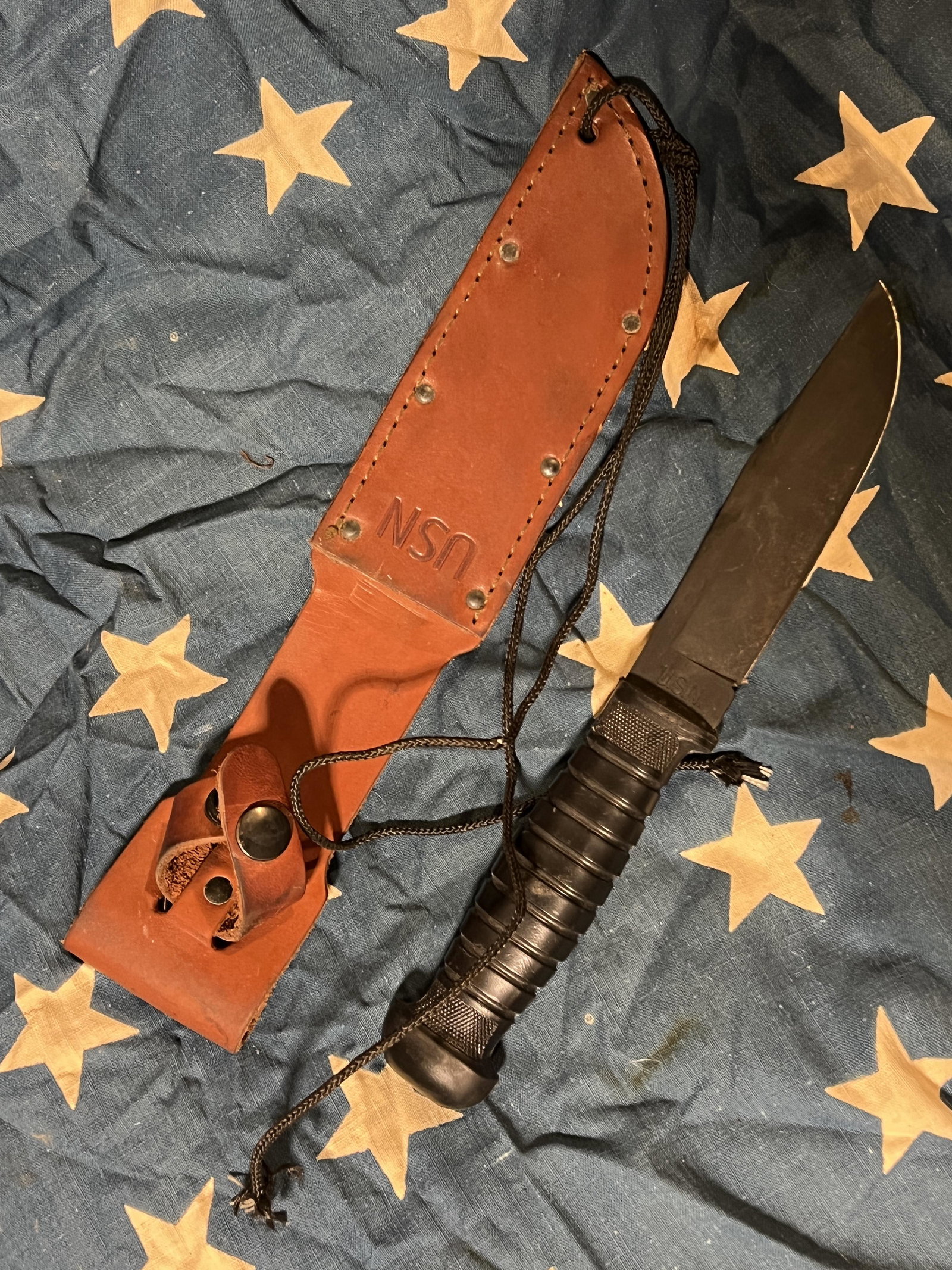 WW2 USN COLONIALL PROV. R.I. FIGHTING KNIFE W/SHEATH: WW2 USN COLONIALL PROV. R.I. FIGHTING KNIFE W/SHEATH. A RARE FIND. IN MINT OVERALL SHAPE AND CONDITION WITH A BEAUTIFUL BATTLE WORN PATINA. PLEASE VIEW ALL DETAILED PICTURES. A GREAT FIND AND AN EXCEL