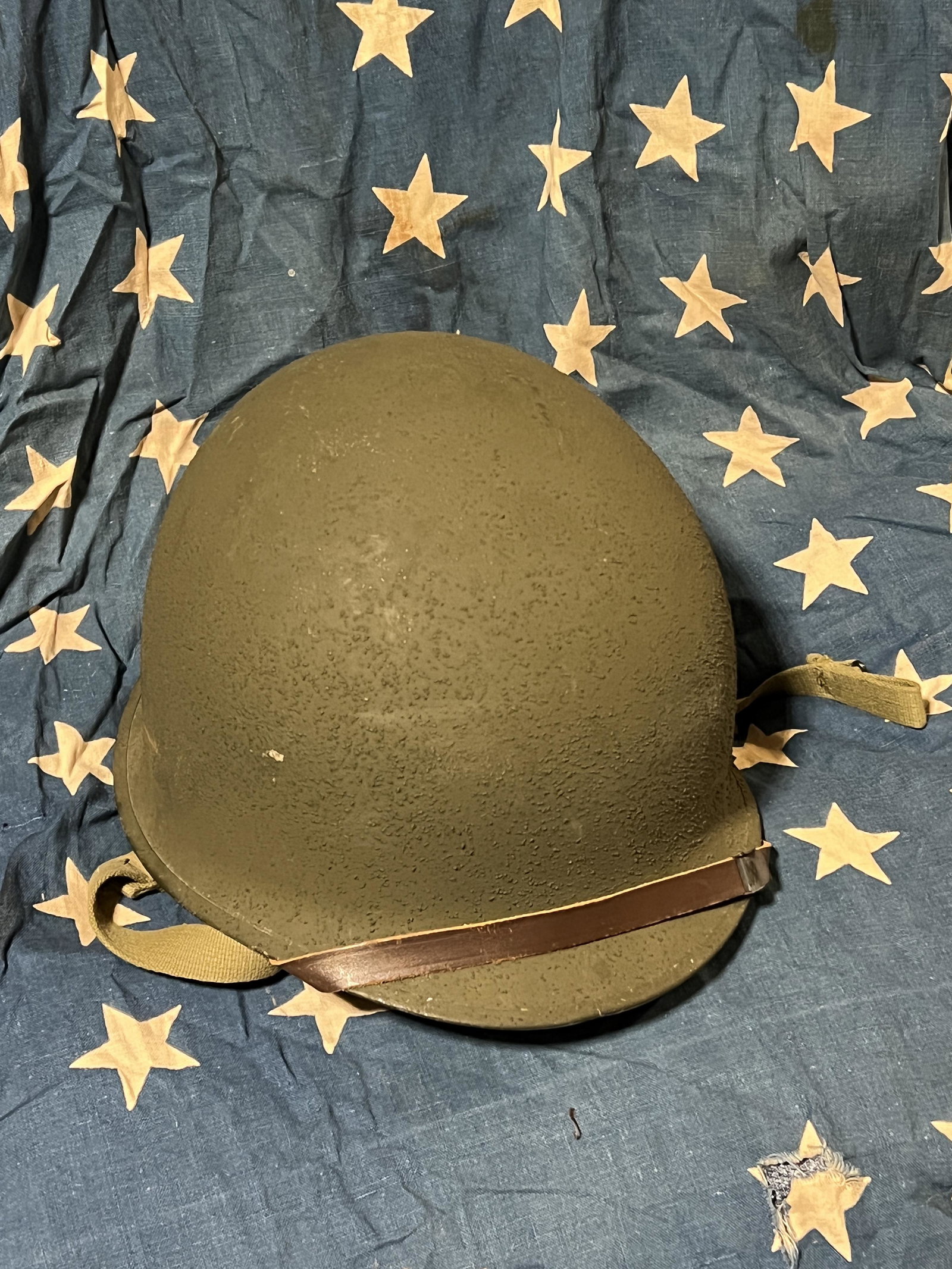 VIETNAM WAR VIETNAMESE SOLDIER HELMET: VIETNAM WAR VIETNAMESE SOLDIER HELMET. IN MINT OVERALL SHAPE AND CONDITION. HAS A BEAUTIFUL OVERALL BATTLE WORN PATINA. PLEASE VIEW ALL DETAILED PICTURES. A GREAT ADDITION TO YOUR COLLECTION.