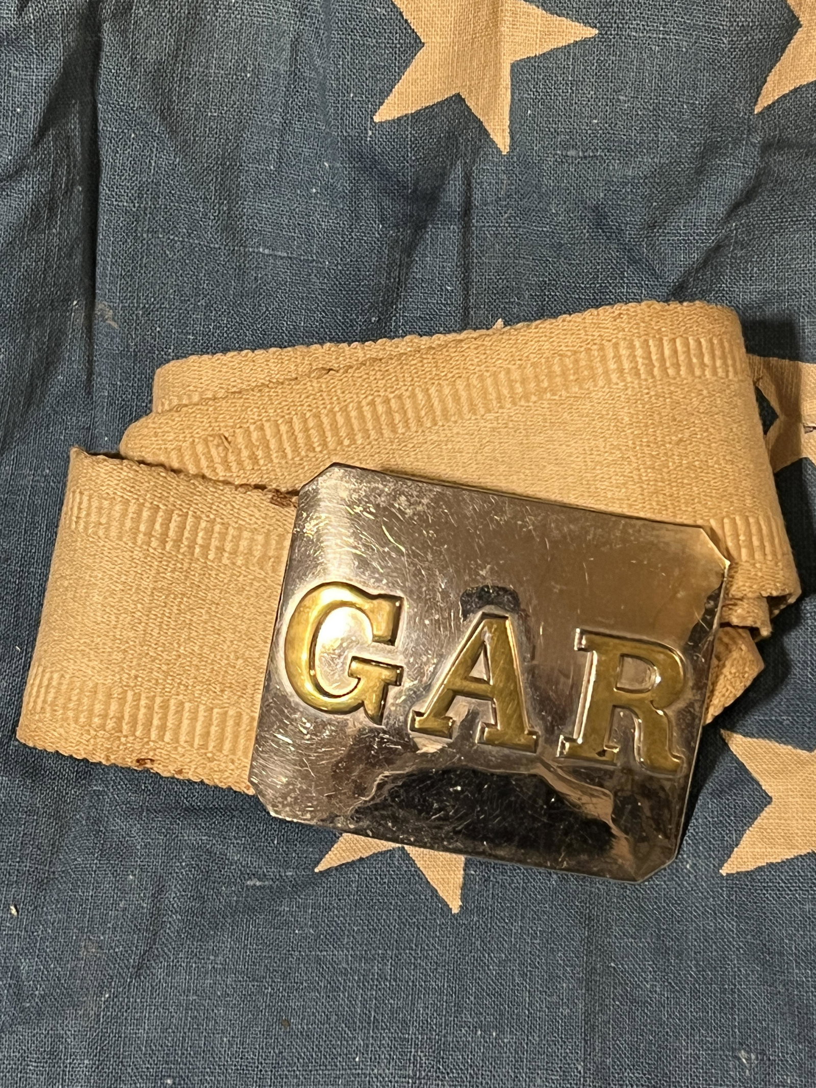 CIVIL WAR GAR VETERANS CANVAS BELT W/BUCKLE: CIVIL WAR GAR VETERANS CANVAS BELT W/BUCKLE. A RARE FIND. IT IS IN MINT OVERALL SHAPE AND CONDITION WITH A BEAUTIFUL OVERALL PATINA. HAS A GREAT LOOK TO IT WITH AN EXCELLENT OVERALL EYE APPEAL. PLEASE