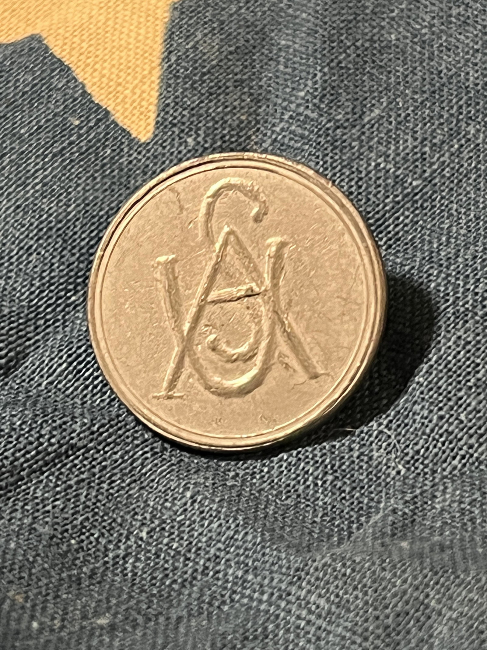 RARE REVOLUTIONARY WAR USA BUTTON: RARE REVOLUTIONARY WAR USA BUTTON. A RARE FIND. IT IS IN MINT OVERALL SHAPE AND CONDITION WITH A BEAUTIFUL OVERALL PATINA. A GREAT FIND AND AN EXCELLENT ADDITION TO YOUR COLLECTION.
