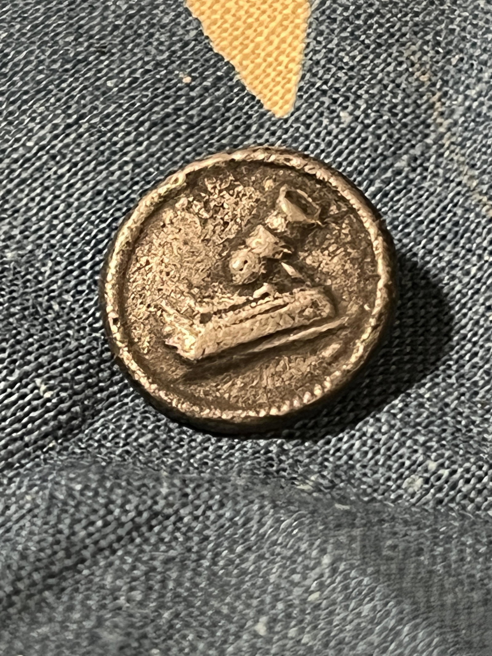 RARE REVOLUTIONARY WAR ARTILLERY BUTTON: RARE REVOLUTIONARY WAR ARTILLERY BUTTON. IN GOOD OVERALL SHAPE AND CONDITION. A GREAT FIND AND AN EXCELLENT ADDITION TO YOUR COLLECTION.