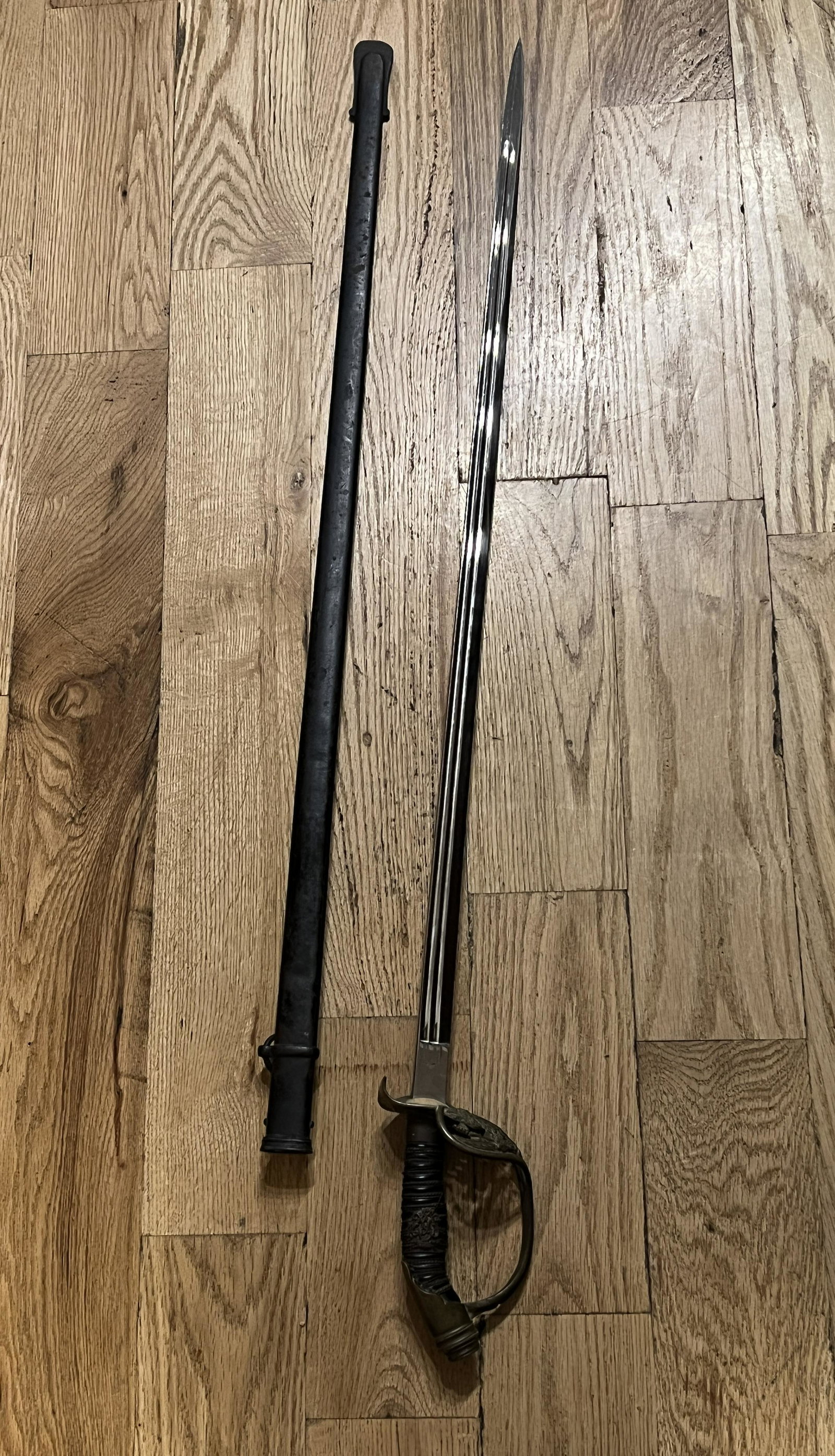 RARE WW1 GERMAN PRUSSIAN OFFICER SWORD W/SHEATH: RARE WW1 GERMAN PRUSSIAN OFFICER SWORD W/SHEATH. A RARE FIND. IT IS IN MINT OVERALL SHAPE AND CONDITION WITH A BEAUTIFUL OVERALL PATINA. HAS A GREAT LOOK TO IT WITH AN EXCELLENT OVERALL EYE APPEAL. CO