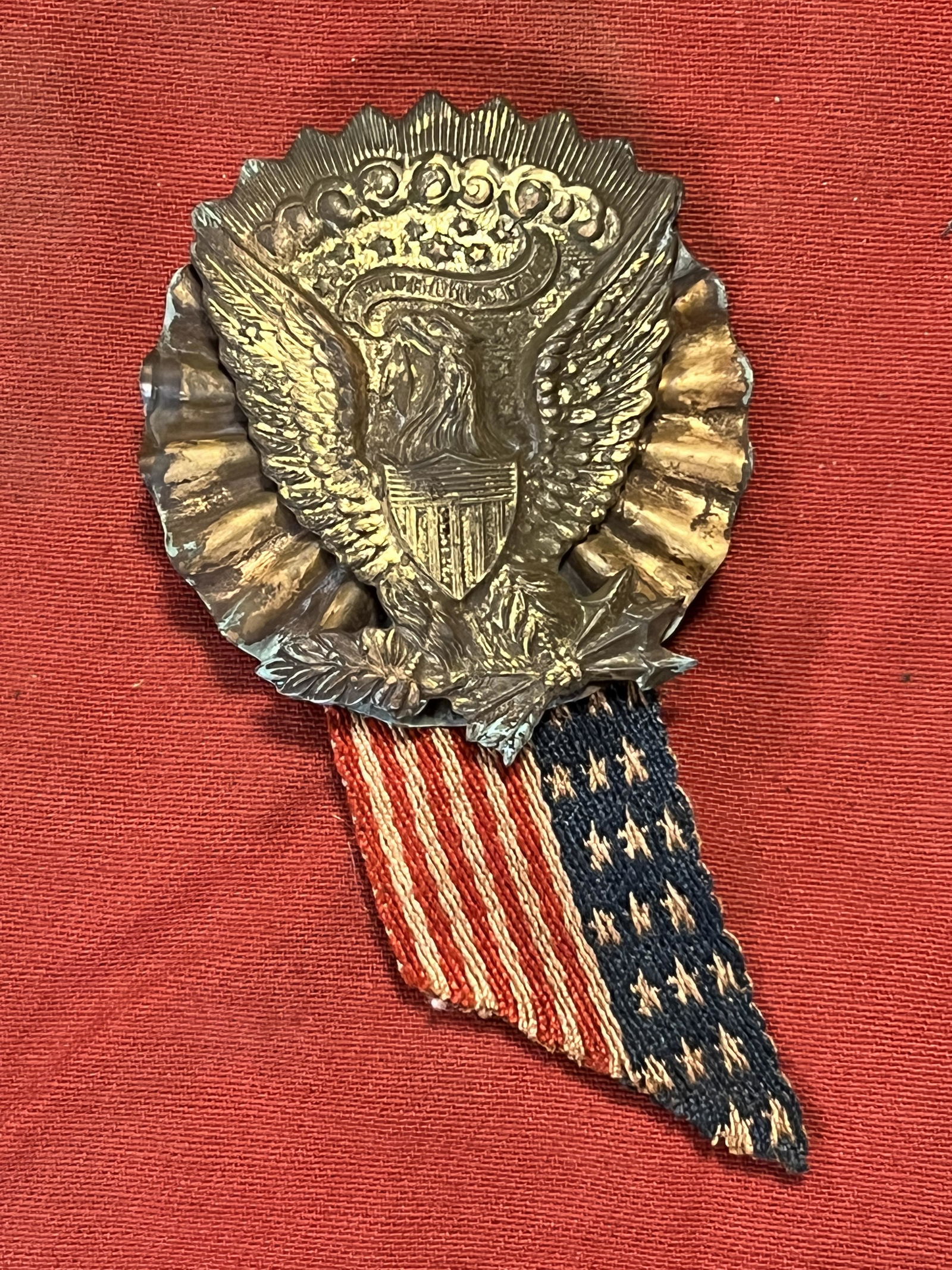 CIVIL WAR HARDEE HAT SIDE EAGLE INSIGNIA W/RIBBON: CIVIL WAR HARDEE HAT SIDE EAGLE INSIGNIA W/RIBBON. A RARE FIND. IT IS IN MINT OVERALL SHAPE AND CONDITION WITH A BEAUTIFUL OVERALL PATINA. PLEASE VIEW ALL DETAILED PICTURES. A GREAT FIND AND AN EXCELL
