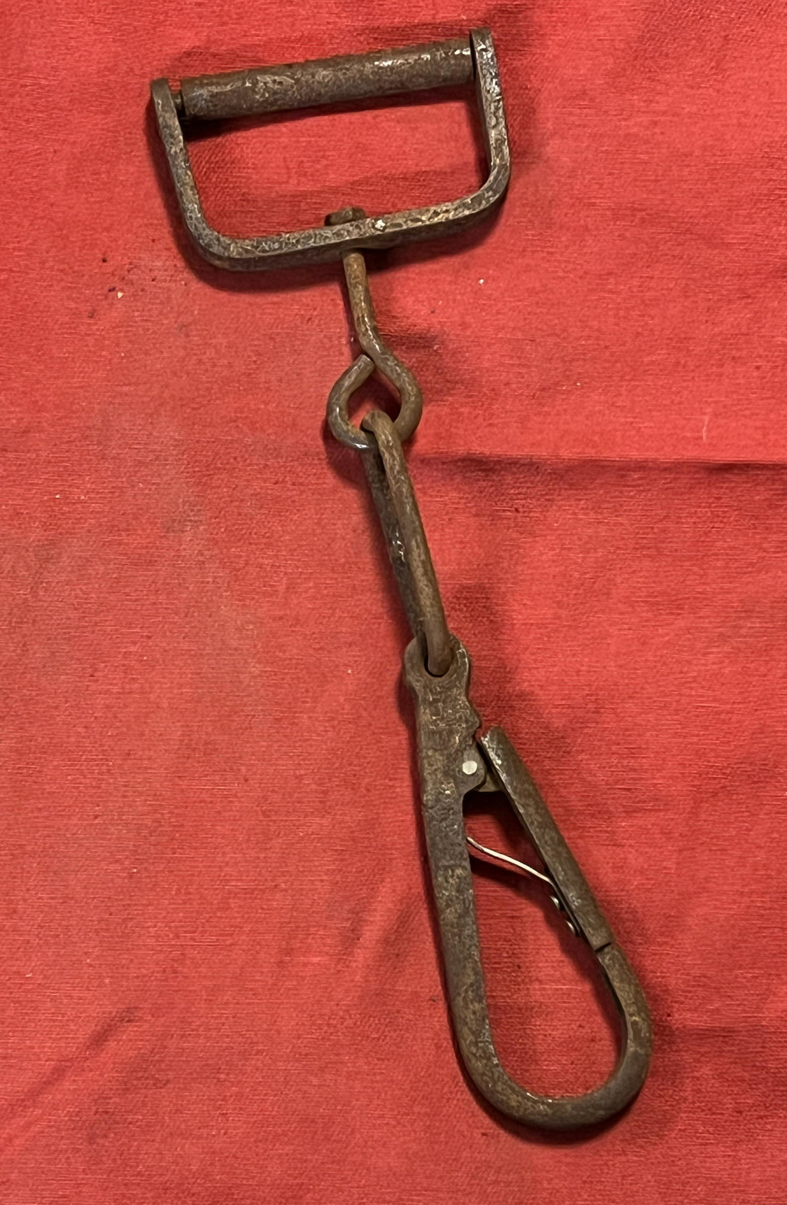 CIVIL WAR CONFEDERATE CARBINE SLING SWIVEL: CIVIL WAR CONFEDERATE CARBINE SLING SWIVEL. A RARE FIND. HAS A PATINA THROUGHTOUT. APPEARS TO BE WELL USED. PLEASE VIEW ALL DETAILED PICTURES. A GREAT FIND AND AN EXCELLENT ADDITION TO YOUR COLLECTION