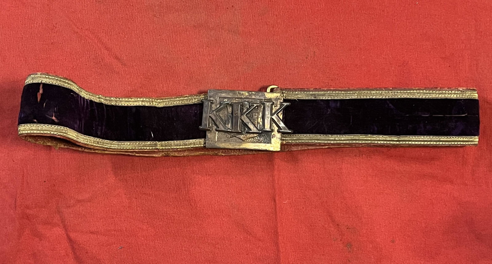 ANTIQUE 1800'S KKK KU KLUX KLAN BELT & BUCKLE: ANTIQUE 1800'S KKK KU KLUX KLAN BELT & BUCKLE. A RARE FIND. IN MINT OVERALL SHAPE AND CONDITION WITH A BEAUTIFUL OVERALL PATINA. HAS KKK CARVED ON THE BACK AS WELL AS ON THE BELT BUCKLE. PLEASE VIEW A