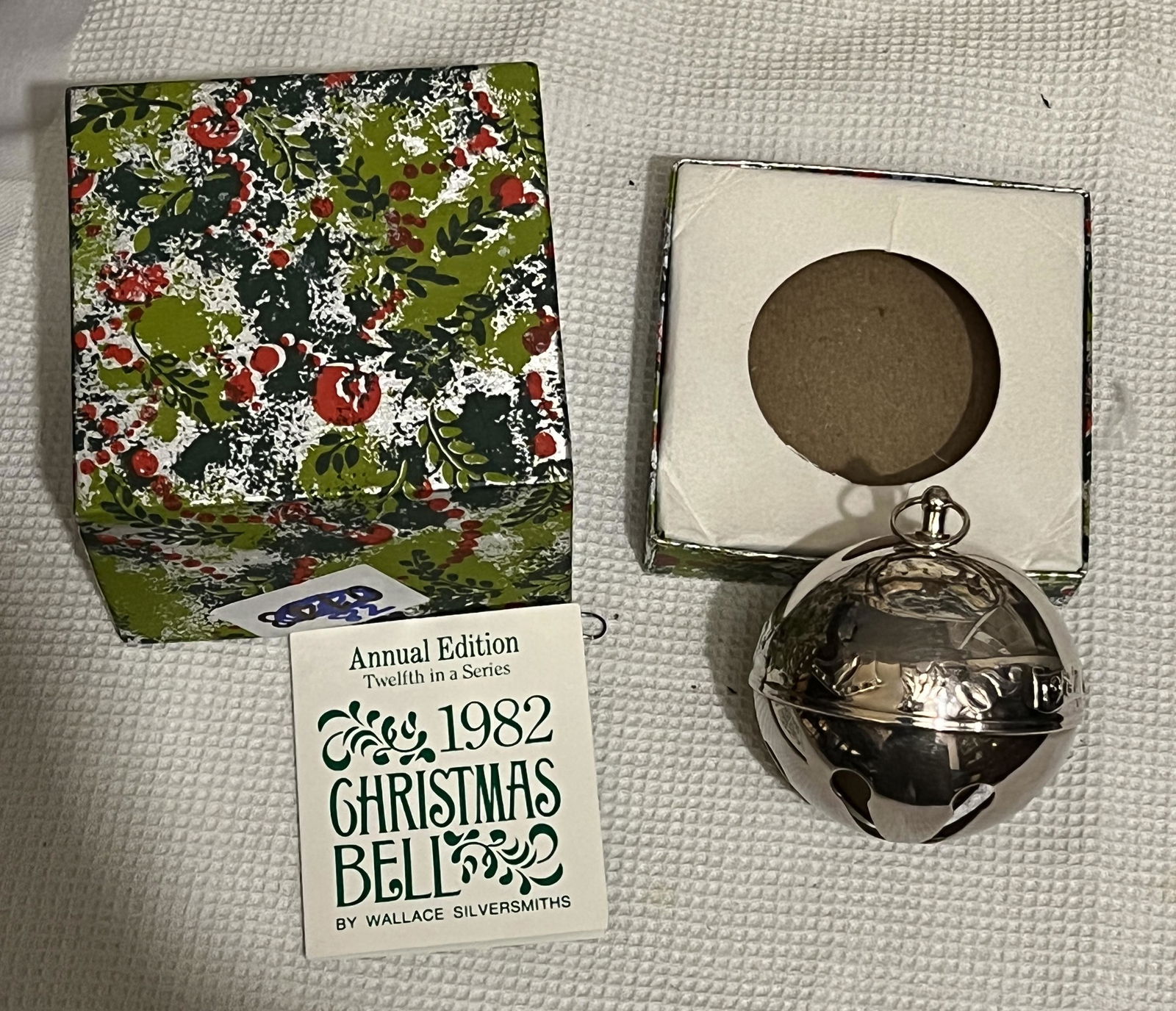 WALLACE SILVERSMITHS 1982 CHRISTMAS STERLING BELL (1 of 2)
