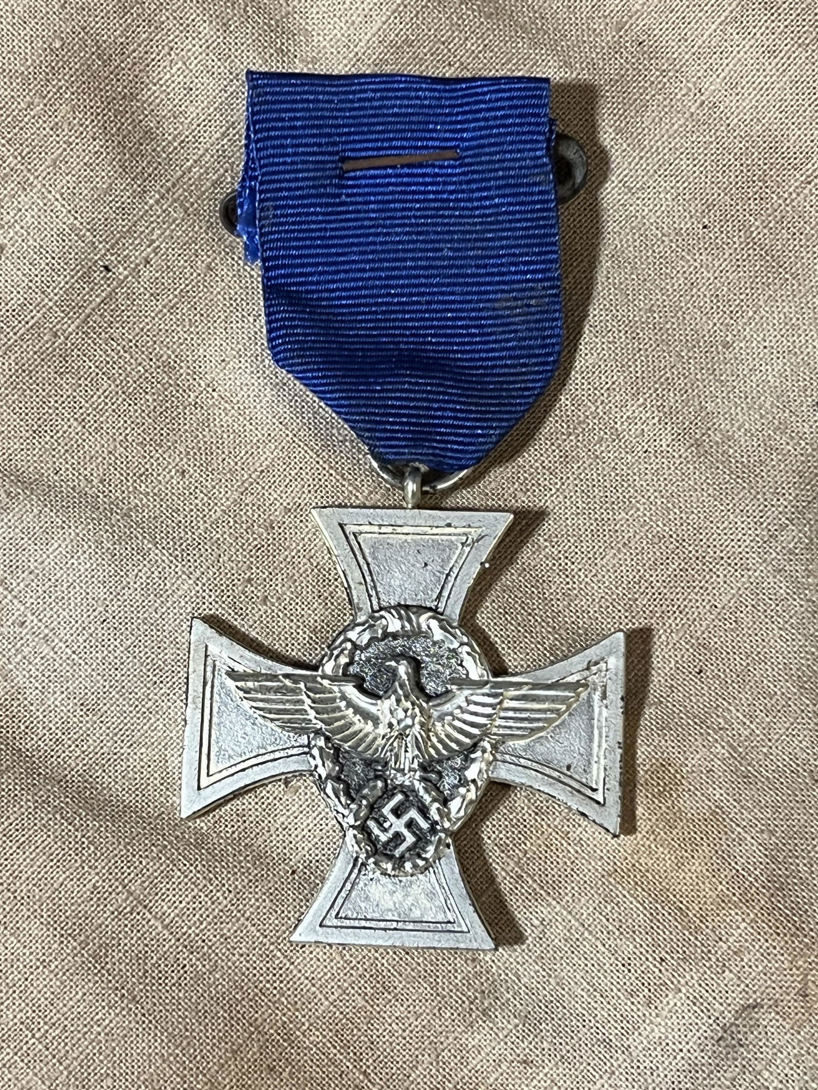 WW2 GERMAN FUR TRUE DIENSTE IN DER POLIZEI MEDAL: WW2 GERMAN FUR TRUE DIENSTE IN DER POLIZEI MEDAL W/RIBBON. IN MINNT OVERALL SHAPE AND CONDITION. HAS A GREAT LOOK TO IT WITH AN EXCELLENT OVERALL EYE APPEAL. PLEASE VIEW ALL DETAILED PICTURES. A GREAT