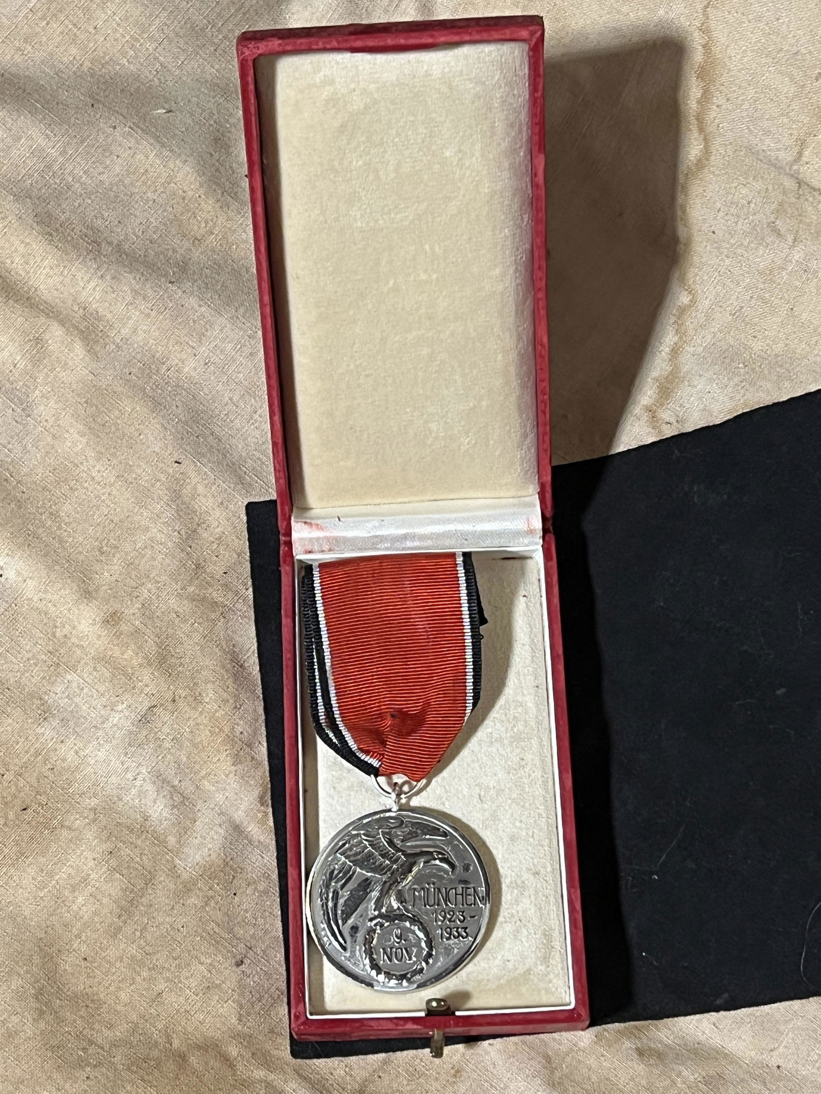 WW2 GERMAN NAZI MUNCHEN 1923-1933 MEDAL AWARD IN CASE: WW2 GERMAN NAZI MUNCHEN 1923-1933 MEDAL AWARD IN CASE. COMES WITH THE RIBBON IN THE ORIGINAL BOX. HAS A GREAT LOOK TO IT WITH AN BEAUTIFUL OVERALL PATINA. PLEASE VIEW ALL DETAILED PICTURES. A GREAT FI