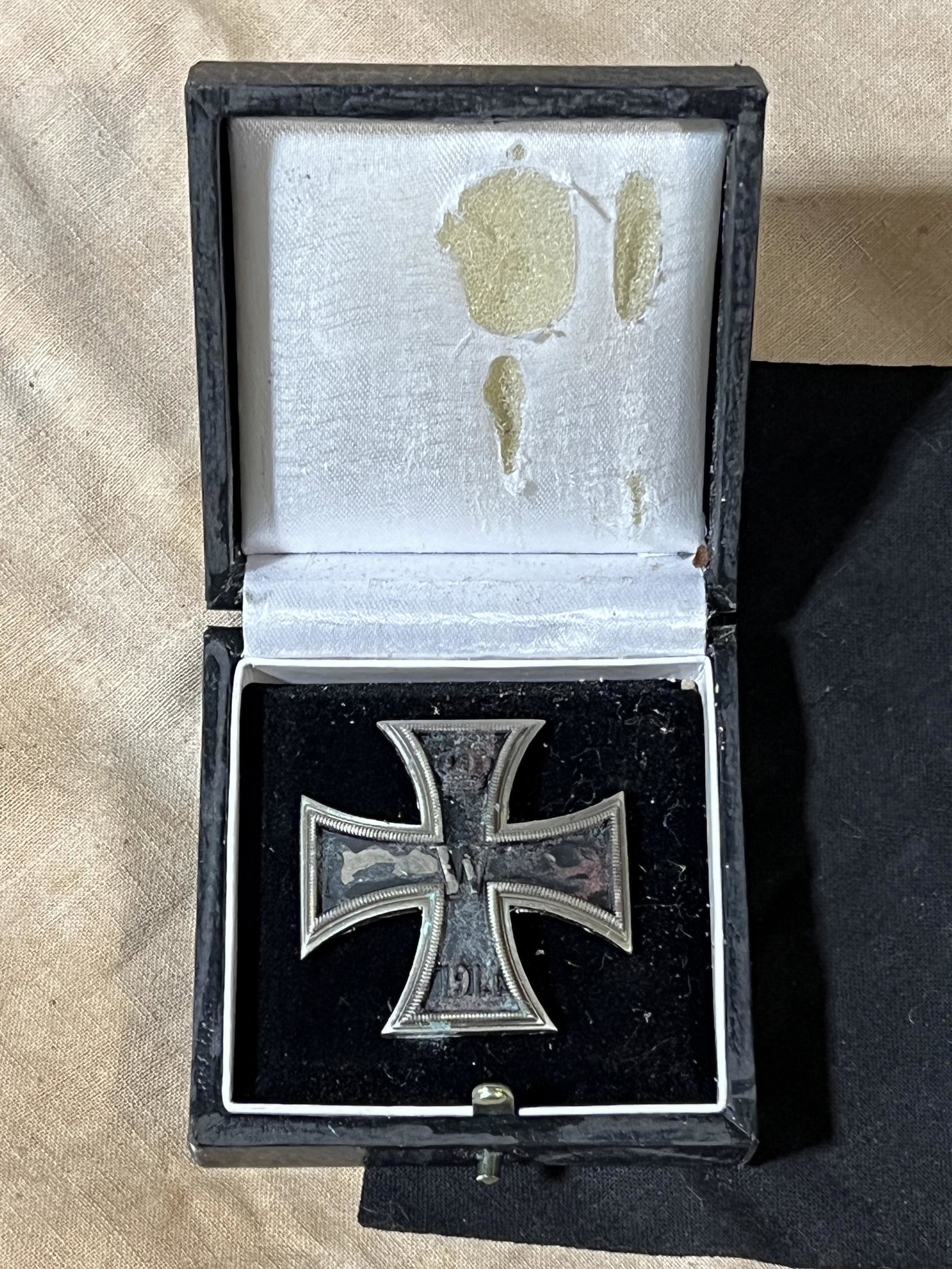 RARE WW1 GERMAN PRUSSIAN IRON CROSS IN ORIGINAL BOX: RARE WW1 GERMAN PRUSSIAN IRON CROSS IN ORIGINAL BOX. IN MINT OVERALL SHAPE AND CONDITION WITH A BEAUTIFUL OVERALL PATINA. HAS A GREAT LOOK TO IT WITH AN EXCELLENT OVERALL EYE APPEAL. A GREAT FIND AND 