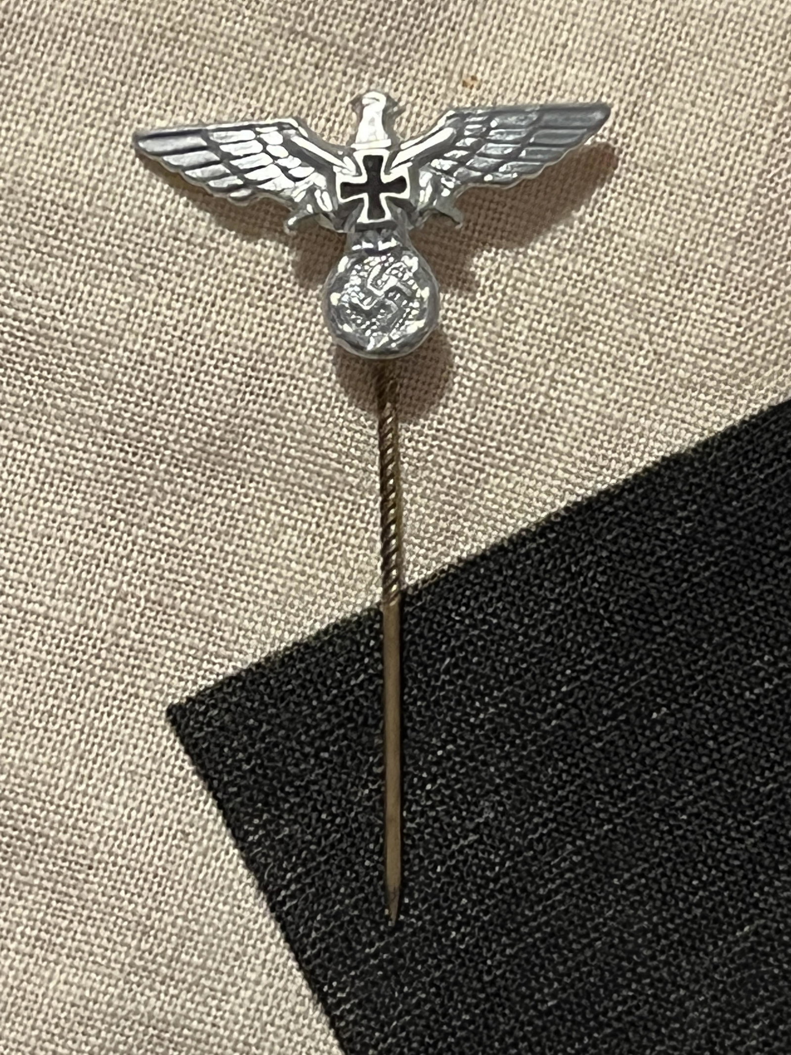 WW1 GERMAN VETERANS IRON CROSS EAGLE PIN: WW1 GERMAN VETERANS IRON CROSS EAGLE PIN. A RARE FIND. IN MINT OVERALL SHAPE AND CONDITION. WAS BROUGHT BACK HOME BY A VET. A GREAT FIND AND AN EXCELLENT ADDITION TO YOUR COLLECTION.