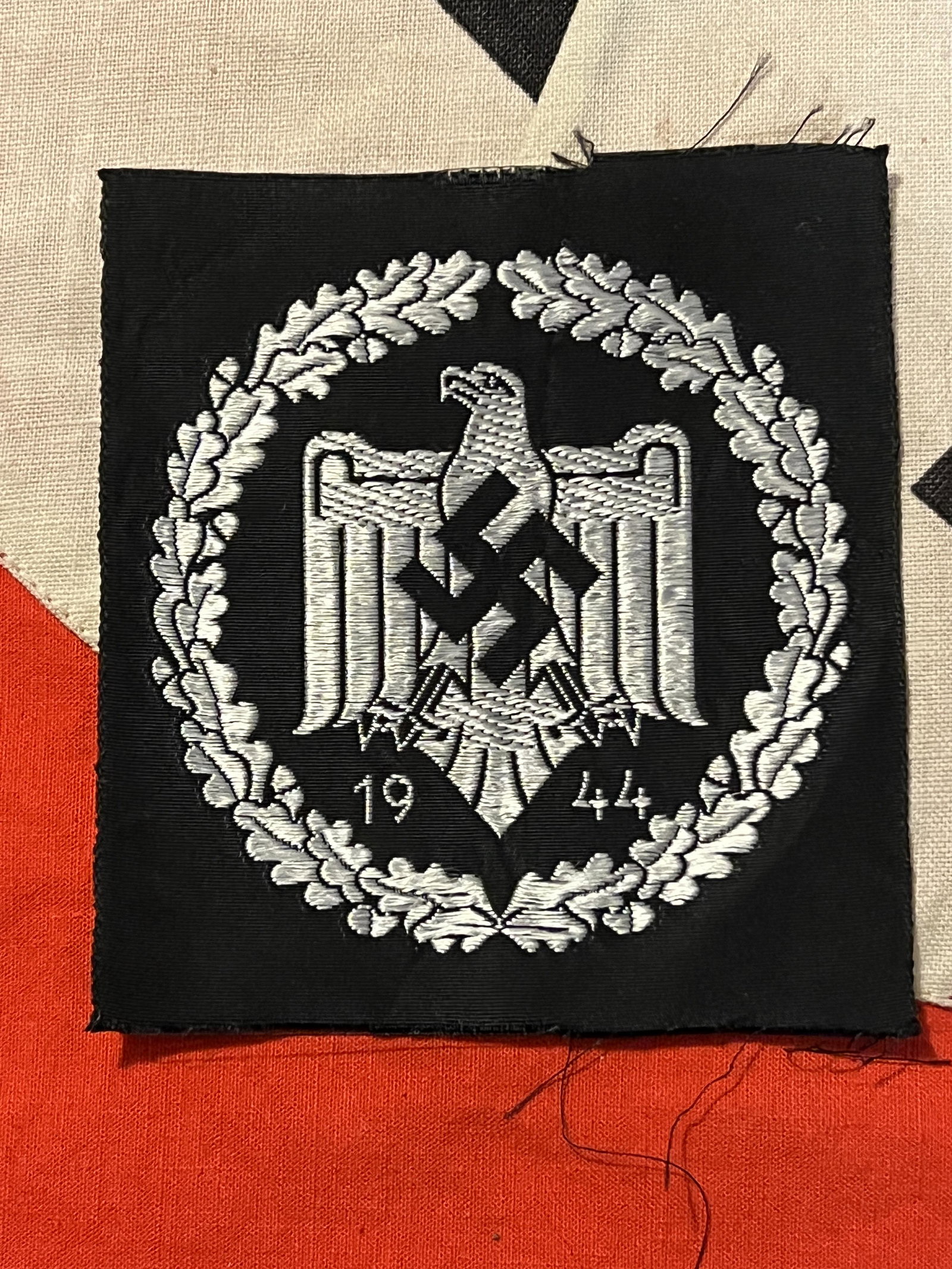 WW2 GERMAN WEHRMACHT 1944 CLOTH INSIGNIA: WW2 GERMAN WEHRMACHT 1944 CLOTH INSIGNIA. IN MINT OVERALL SHAPE AND CONDITON. PLEASE VIEW ALL DETAILED PICTURES. A GREAT FIND AND AN EXCELLENT ADDITION TO YOUR COLLECTION.
