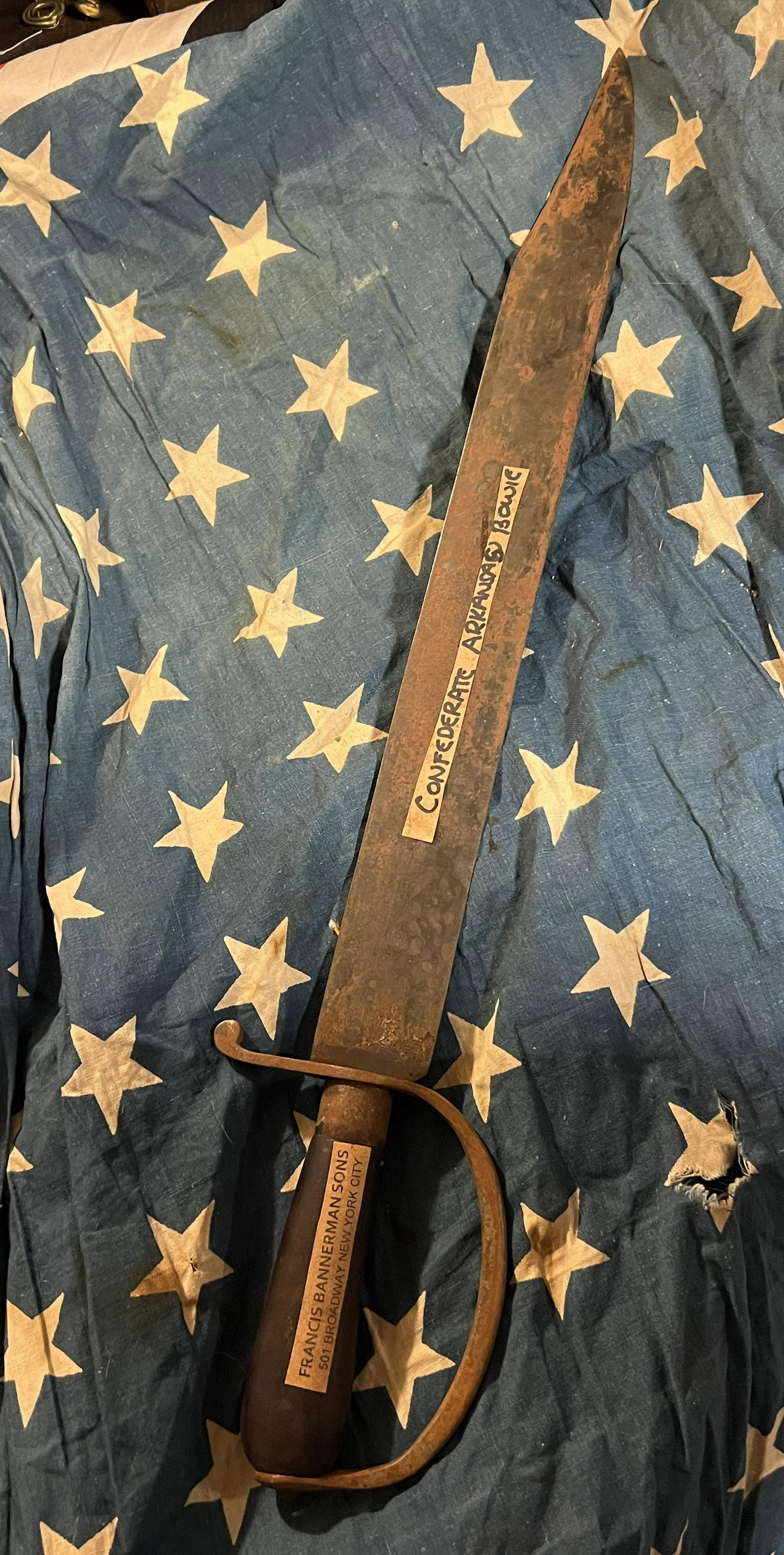 SCARCE CIVIL WAR CONFEDERATE ARKANSAS D-GUARD BOWIE: SCARCE CIVIL WAR CONFEDERATE ARKANSAS D-GUARD BOWIE KNIFE. IN MINT OVERALL SHAPE AND CONDITION. HAS A GREAT LOOK TO IT WITH AN EXCELLENT OVERALL EYE APPEAL. VERY WELL USED IN BATTLE. SHOWCASES A BATTL