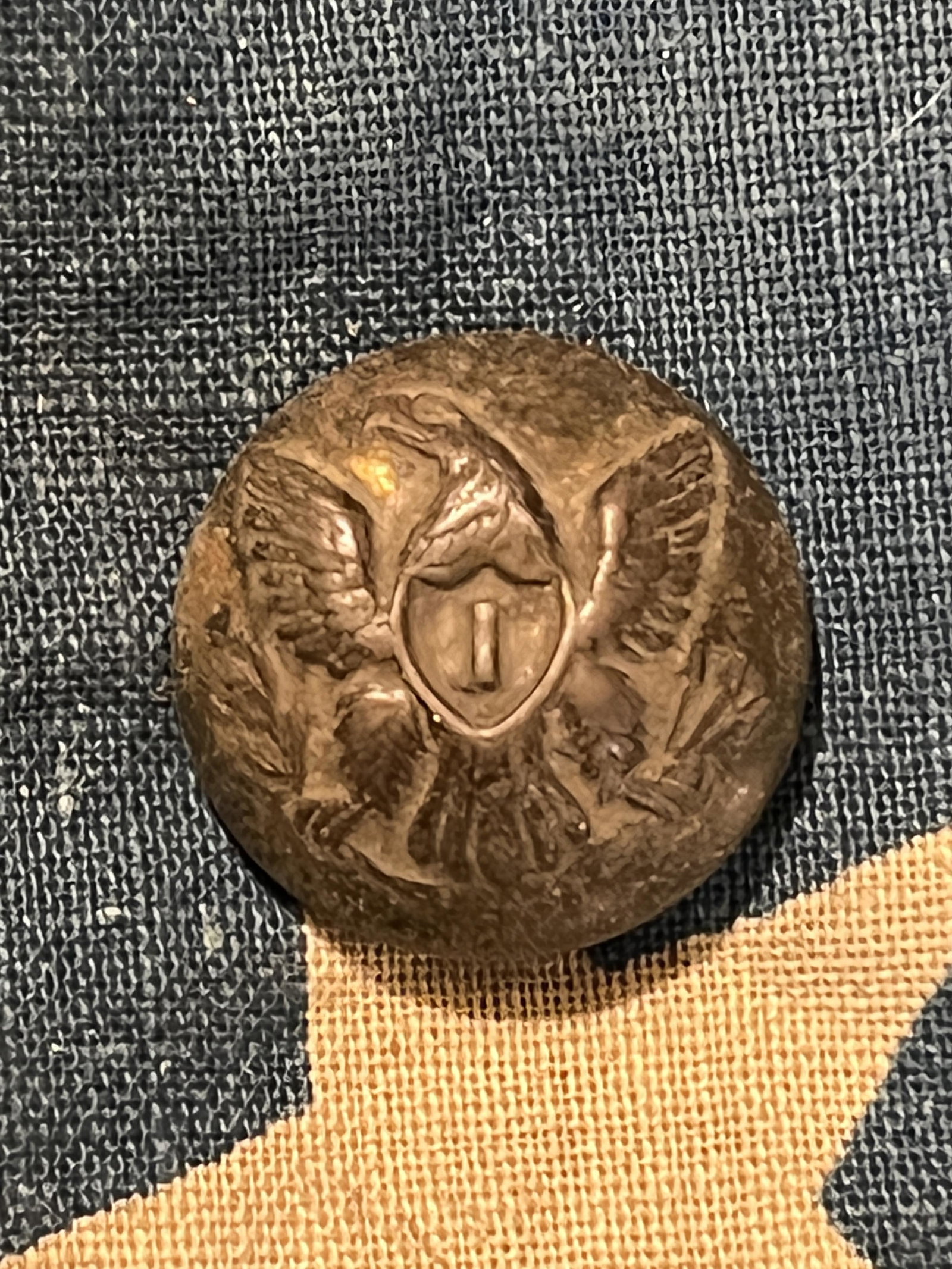 CIVIL WAR INFANTRY OFFICER COAT BUTTON W/MAKER MARKS: CIVIL WAR INFANTRY OFFICER COAT BUTTON W/MAKER MARKS. IN GOOD OVERALL SHAPE AND CONDITION WITH A BEAUTIFUL OVERALL PATINA. A GREAT FIND AND AN EXCELLENT ADDITION TO YOUR COLLECTION.