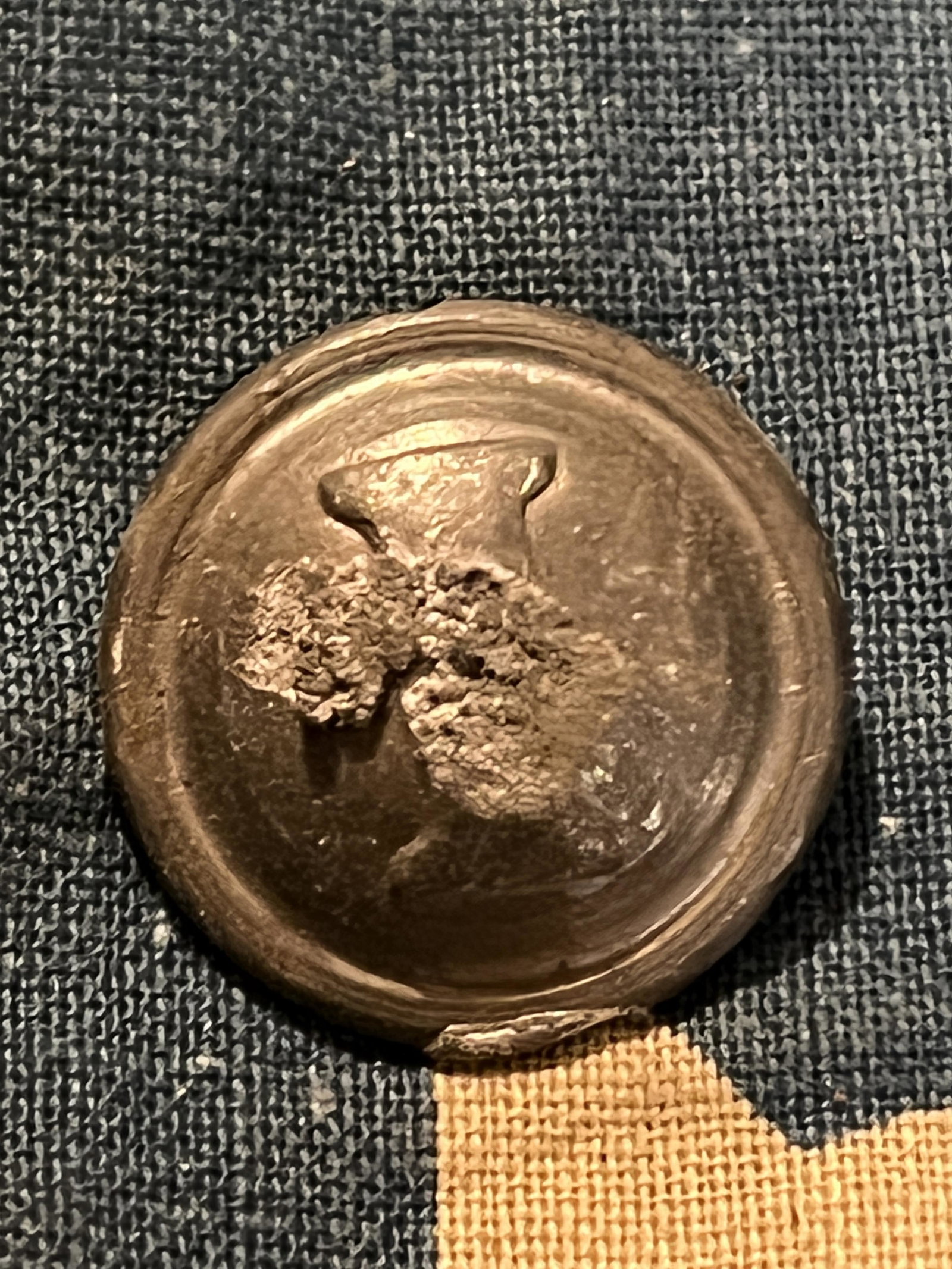 CIVIL WAR CONFEDERATE INFANTRY "I" PEWTER COAT BUTTON: CIVIL WAR CONFEDERATE INFANTRY "I" PEWTER COAT BUTTON. A RARE FIND. IT IS IN MINT OVERALL SHAPE AND CONDITION. HAS A GREAT LOOK TO IT WITH AN EXCELLENT OVERALL EYE APPEAL. A GREAT FIND AND AN EXCELLEN