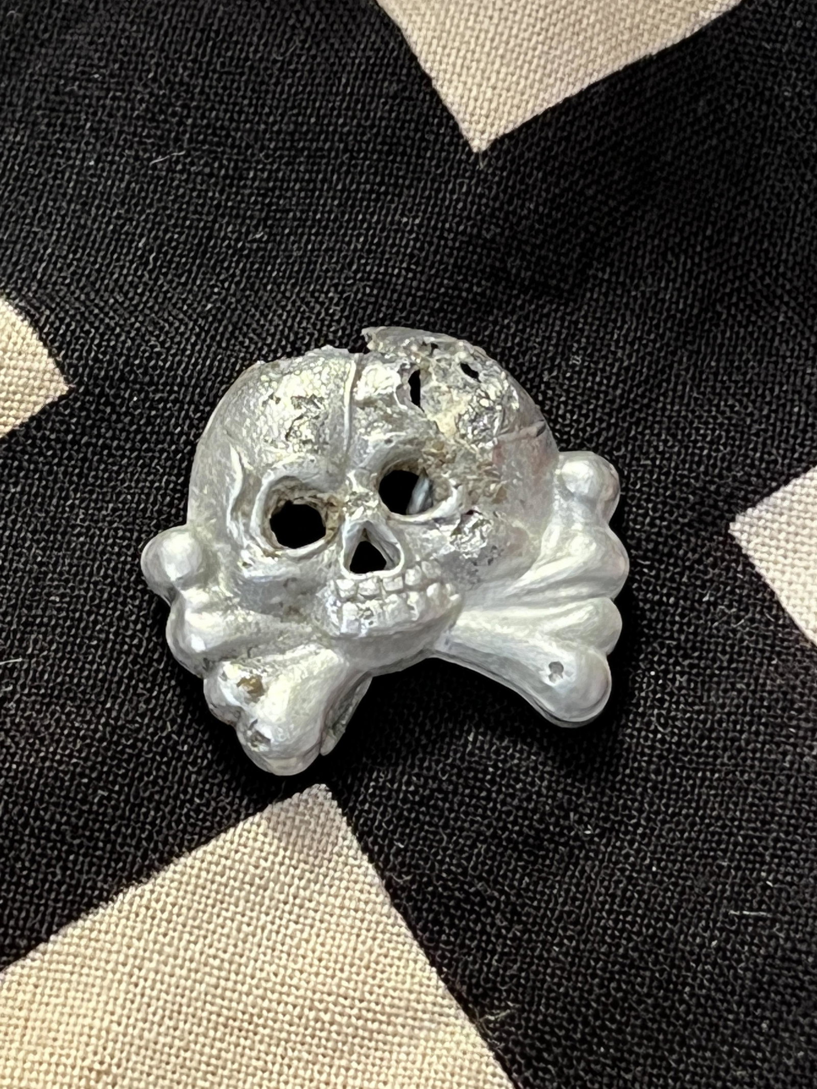 EARLY WW2 GERMAN TOTENKOPF SS SKULL HAT INSIGNIA: EARLY WW2 GERMAN TOTENKOPF SS SKULL HAT INSIGNIA. A RARE FIND. IT IS IN MINT OVERALL SHAPE AND CONDITION. BATTLE USED CONDITION. PLEASE VIEW ALL DETAILED PICTURES. A GREAT FIND AND AN EXCELLENT ADDITI