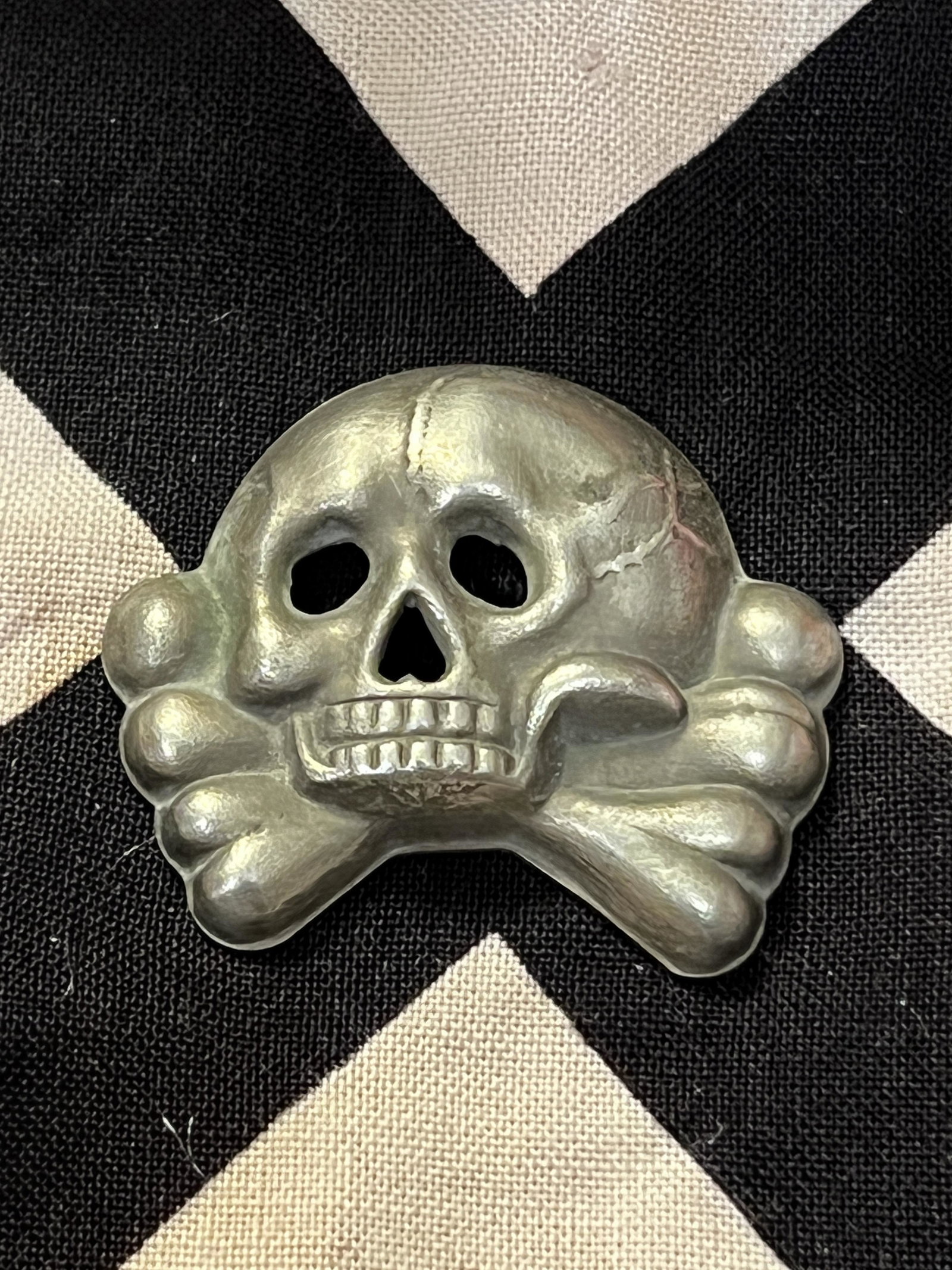 EARLY WW2 GERMAN TOTENKOPF SS SKULL HAT INSIGNIA: EARLY WW2 GERMAN TOTENKOPF SS SKULL HAT INSIGNIA. A RARE FIND. IT IS IN MINT OVERALL SHAPE AND CONDITION. BATTLE USED CONDITION. PLEASE VIEW ALL DETAILED PICTURES. A GREAT FIND AND AN EXCELLENT ADDITI