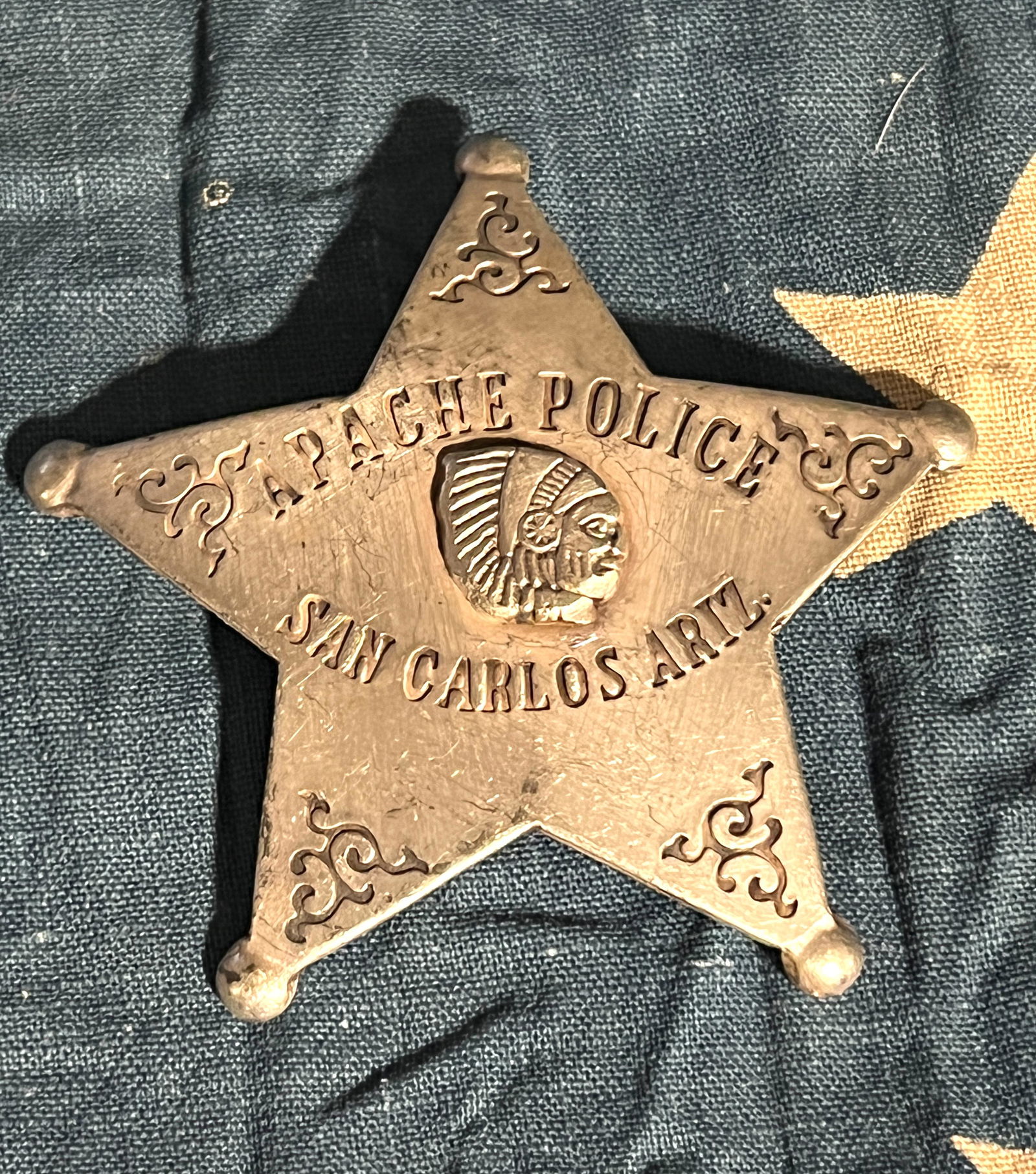 ANTIQUE APACHE POLICE SAN CARLOS ARIZONA INIDAN BADGE: ANTIQUE APACHE POLICE SAN CARLOS ARIZONA INIDAN BADGE. A RARE FIND. IN MINT OVERALL SHAPE AND CONDITION WITH A BEAUTIFUL OVERALL PATINA. COMES FROM A COLLECTION. A GREAT FIND AND AN EXCELLENT ADDITION