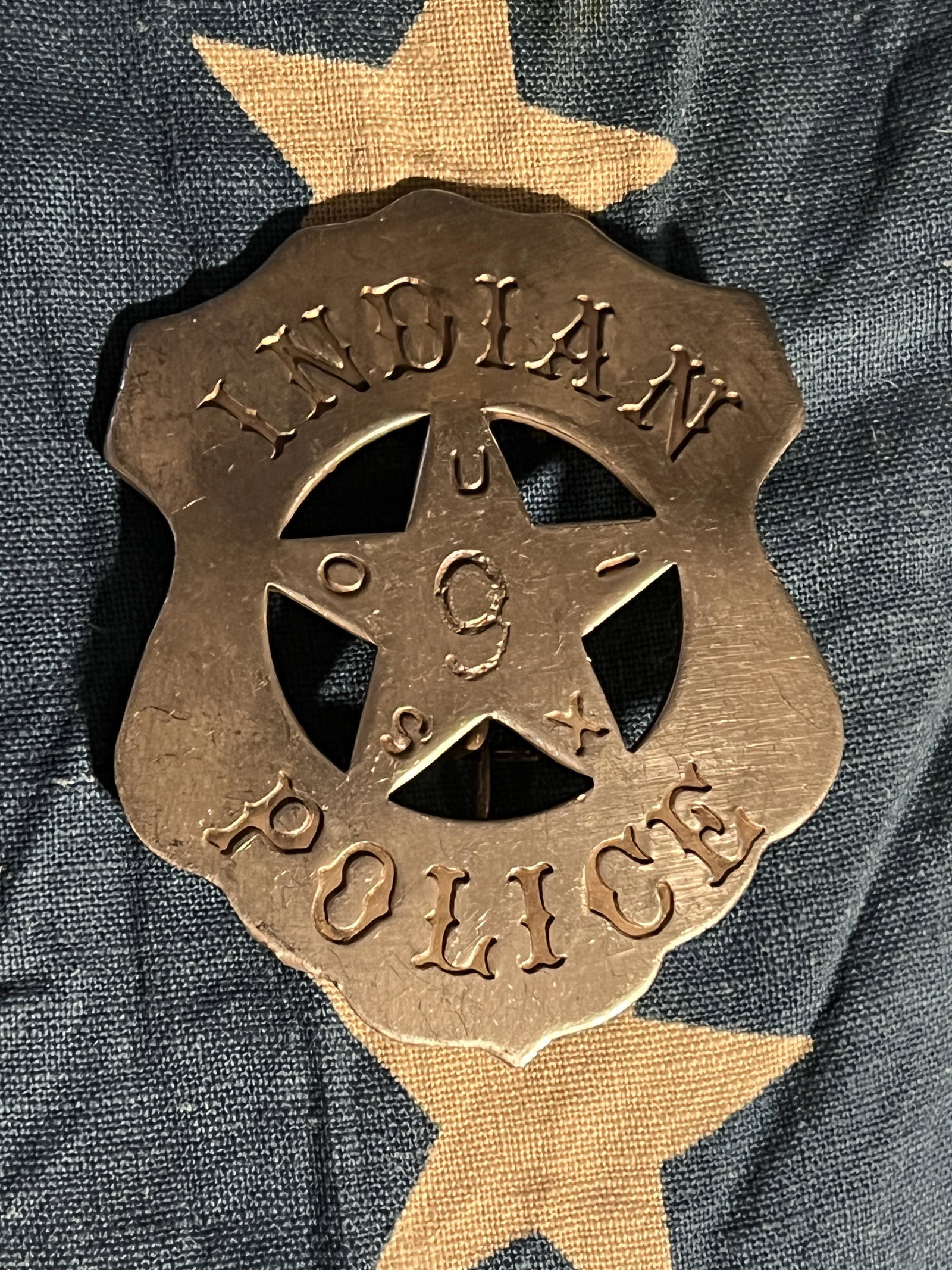 ANTIQUE INDIAN SOUIX POLICE BADGE: ANTIQUE INDIAN SOUIX POLICE BADGE. A RARE FIND. IN MINT OVERALL SHAPE AND CONDITION WITH A BEAUTIFUL OVERALL PATINA. COMES FROM A COLLECTION. A GREAT FIND AND AN EXCELLENT ADDITION TO YOUR COLLECTION.