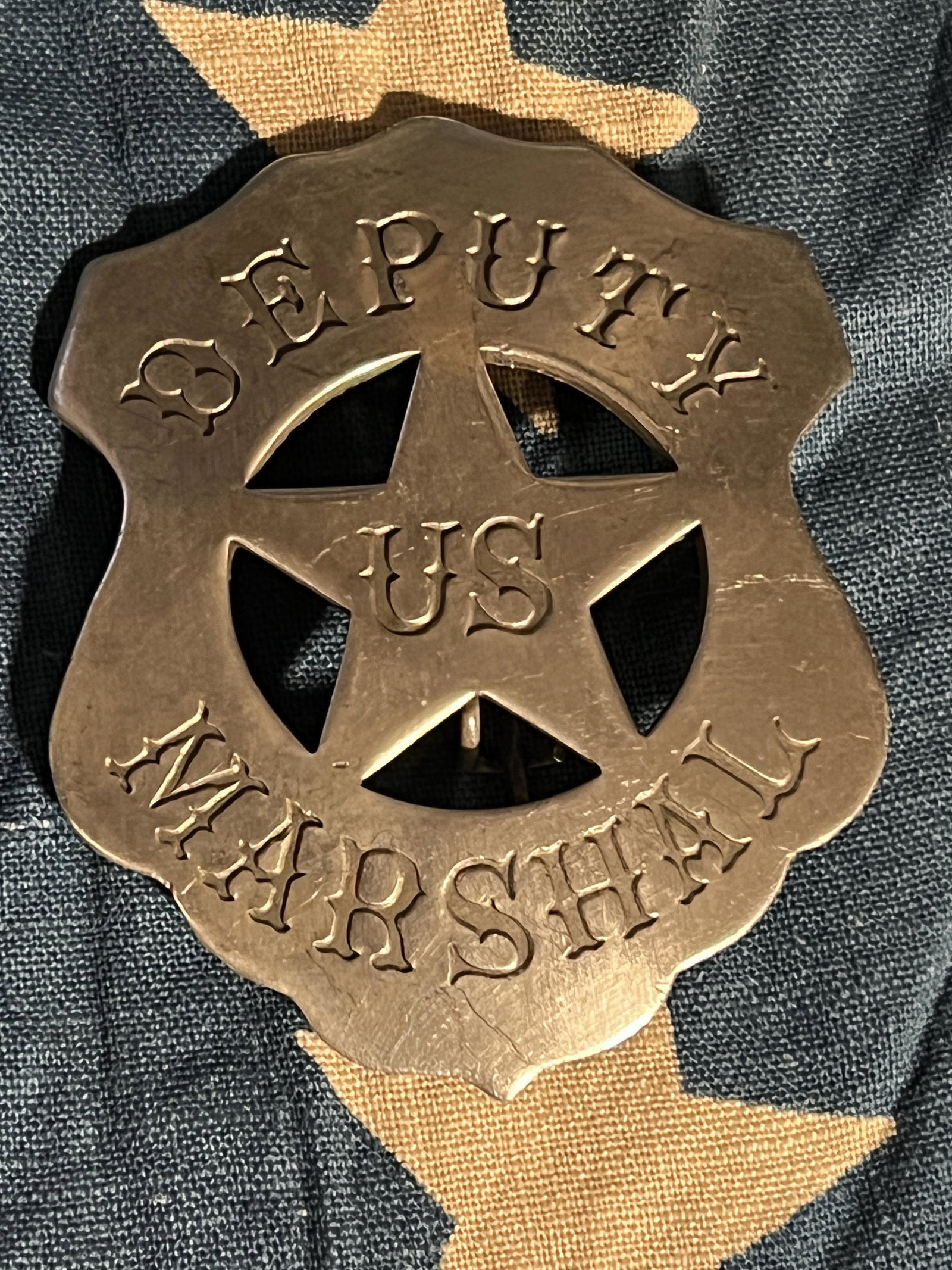 ANTIQUE DEPUTY US MARSHAL BADGE: ANTIQUE DEPUTY US MARSHAL BADGE. A RARE FIND. IN MINT OVERALL SHAPE AND CONDITION WITH A BEAUTIFUL OVERALL PATINA. COMES FROM A COLLECTION. A GREAT FIND AND AN EXCELLENT ADDITION TO YOUR COLLECTION.