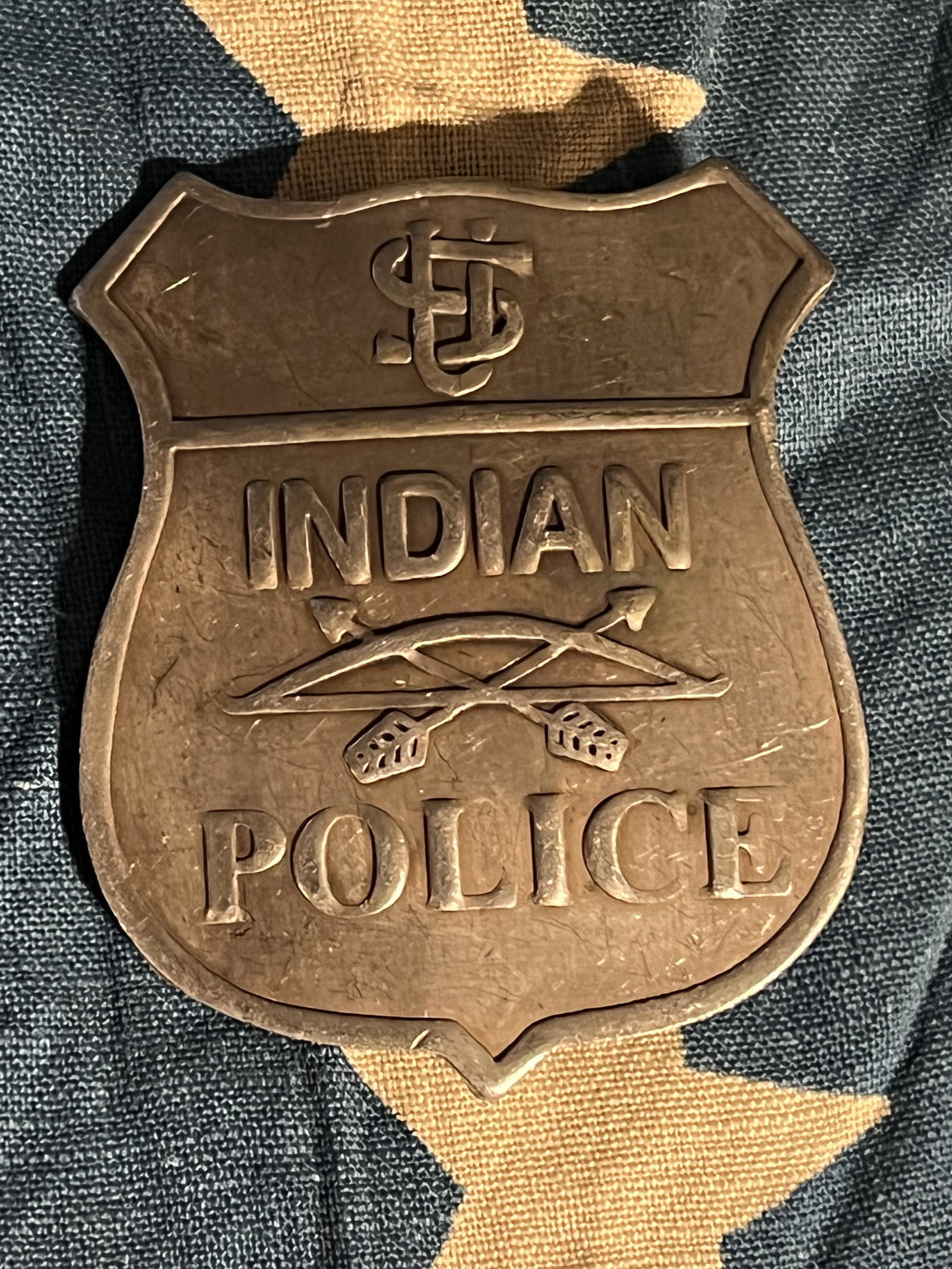ANTIQUE INDIAN POLICE BADGE: ANTIQUE INDIAN POLICE BADGE. A RARE FIND. IN MINT OVERALL SHAPE AND CONDITION WITH A BEAUTIFUL OVERALL PATINA. COMES FROM A COLLECTION. A GREAT FIND AND AN EXCELLENT ADDITION TO YOUR COLLECTION.