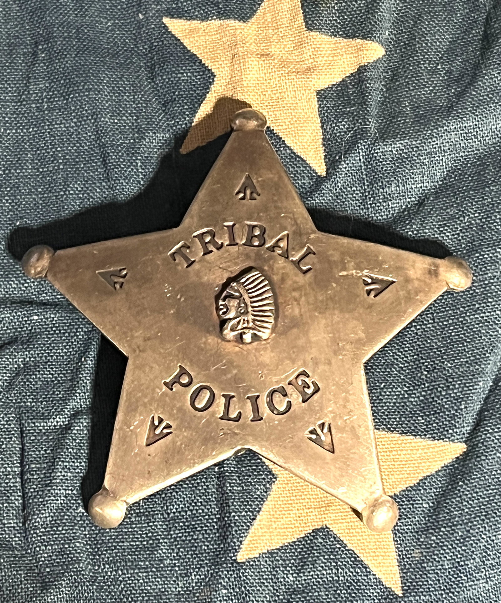 ANTIQUE TRIBAL POLICE INDIAN BADGE: ANTIQUE TRIBAL POLICE INDIAN BADGE. A RARE FIND. IN MINT OVERALL SHAPE AND CONDITION WITH A BEAUTIFUL OVERALL PATINA. COMES FROM A COLLECTION. A GREAT FIND AND AN EXCELLENT ADDITION TO YOUR COLLECTION